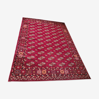 Tapis rouge à motifs