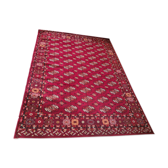 Tapis rouge à motifs