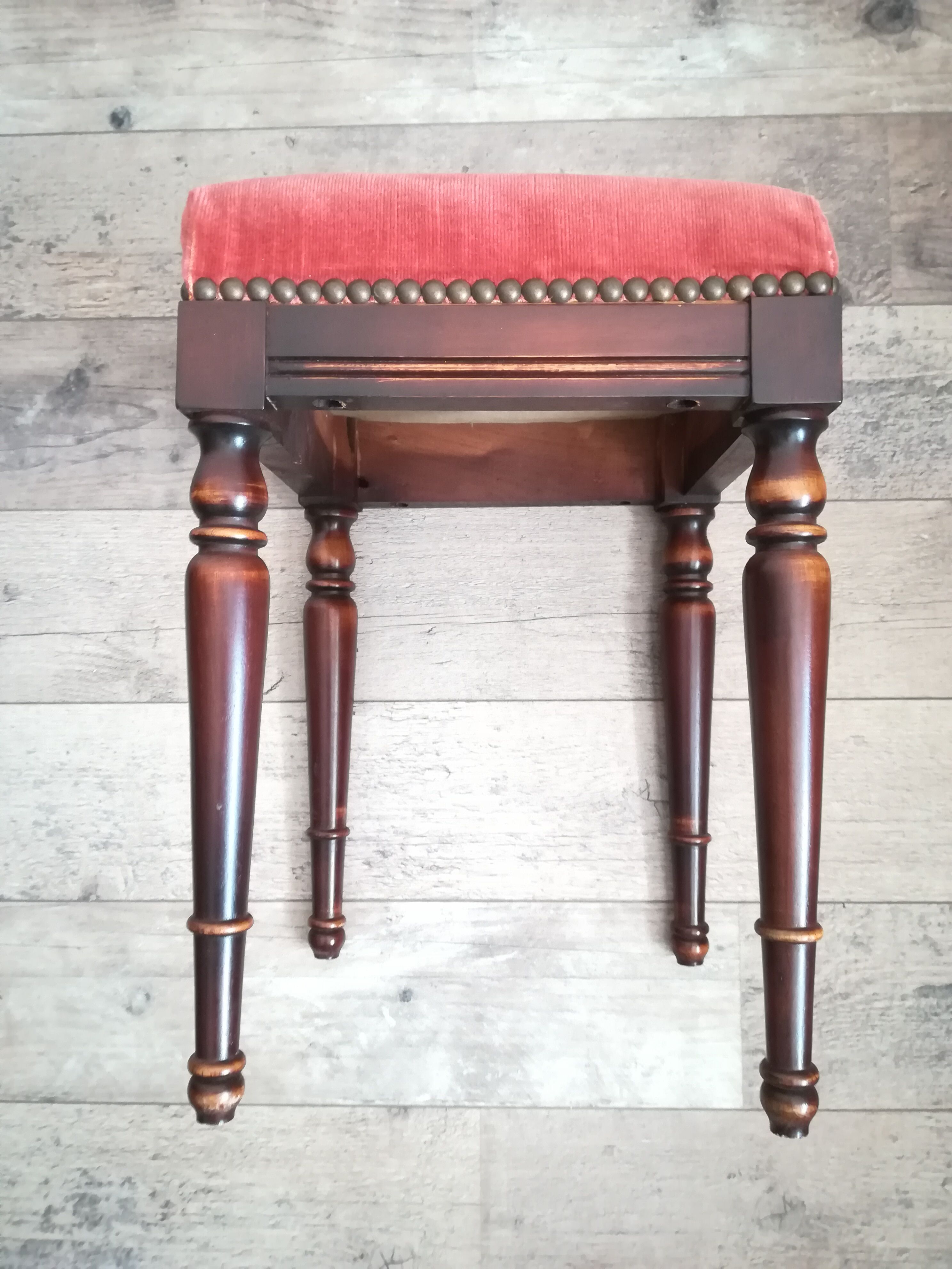 Rests pink velvet feet