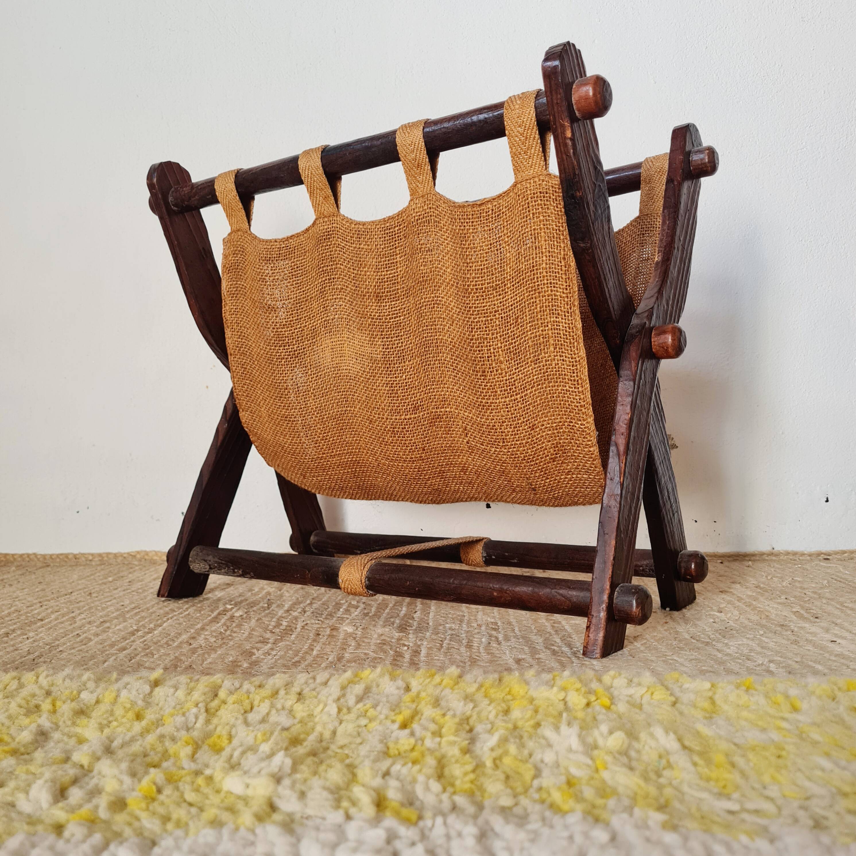 Foldable magazine rack in wood and jute fabric - brutalist