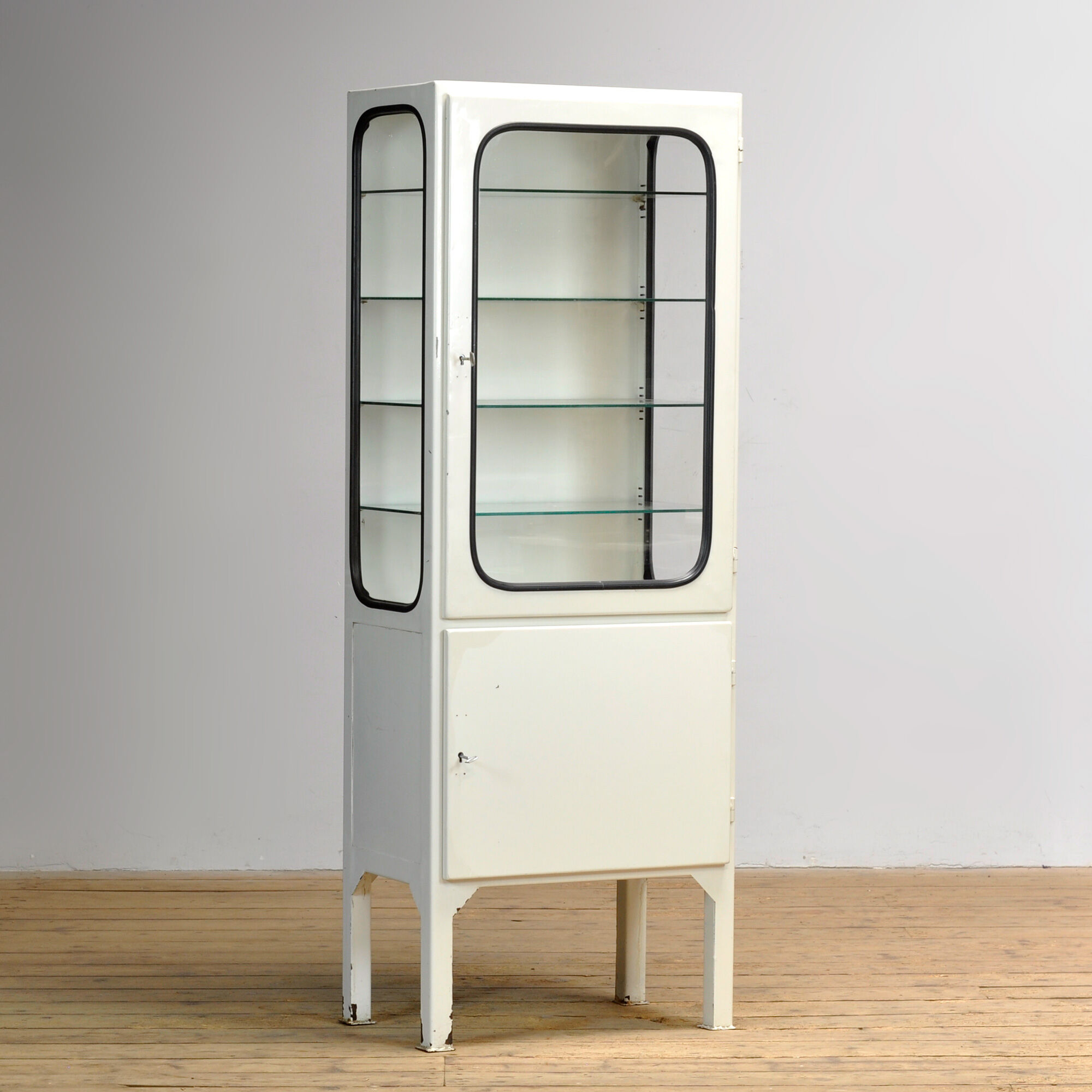 Vintage medicine cabinet, 1970s