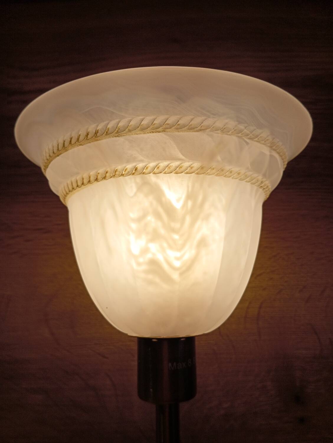 Duo lampes de chevet rétro chic métal doré, globes blancs drappés