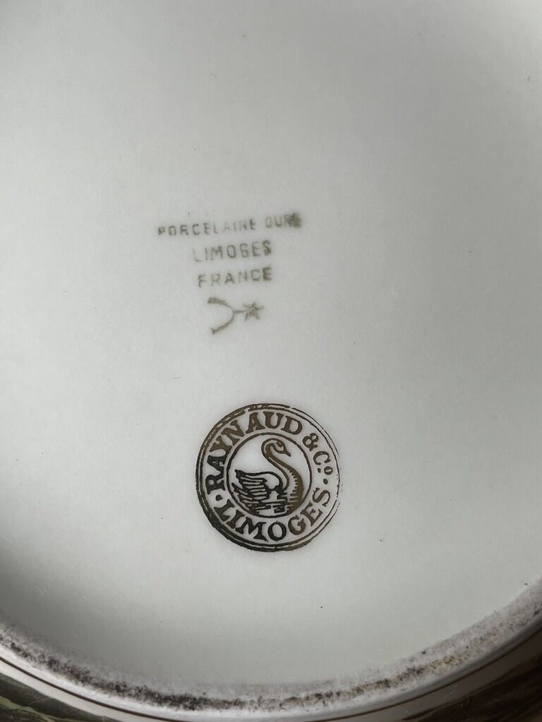 Porcelain pot with equestrian decoration