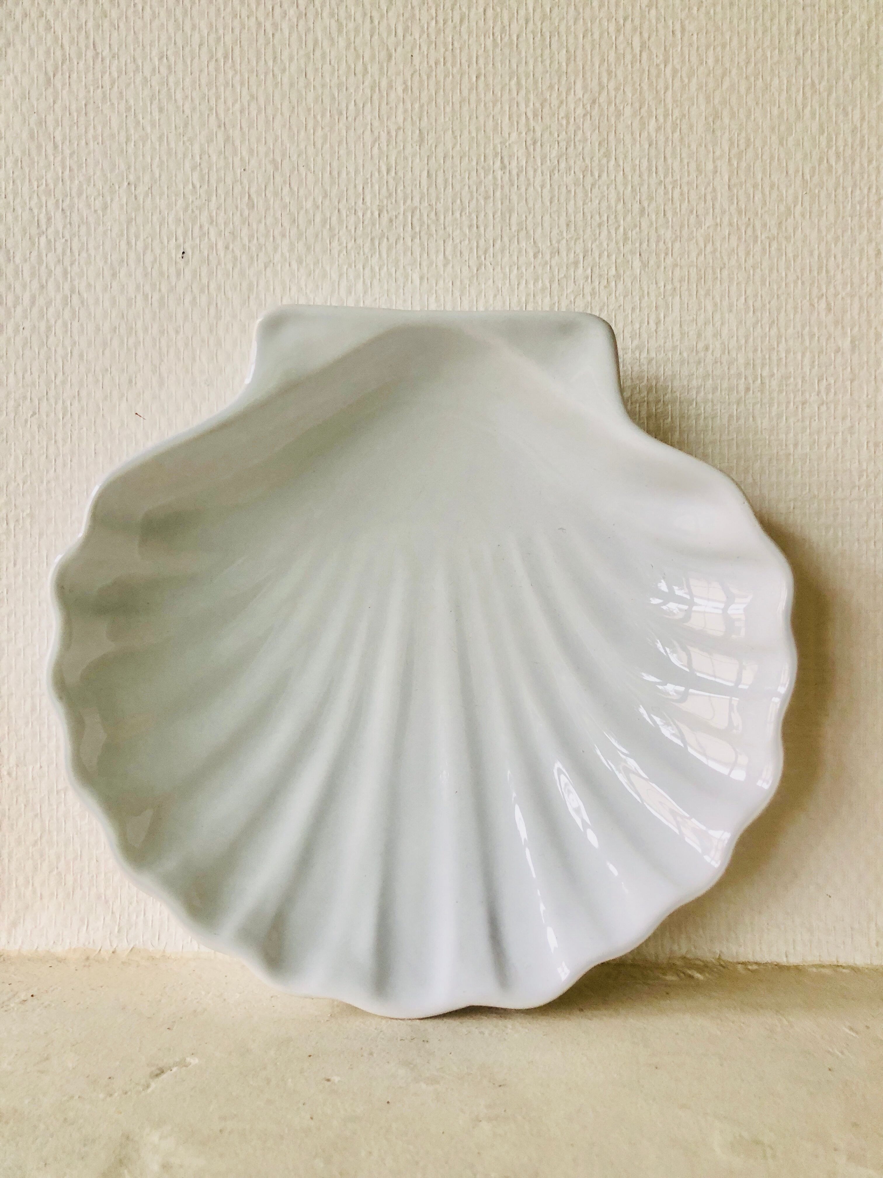 Hollow shell-shaped dish Émilie Henry
