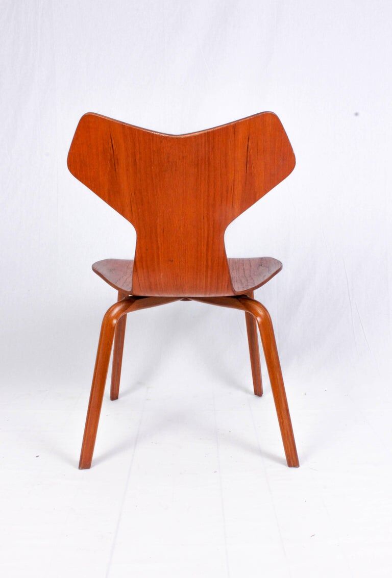 Arne Jacobsen chair model 3130 by Fritz Hansen