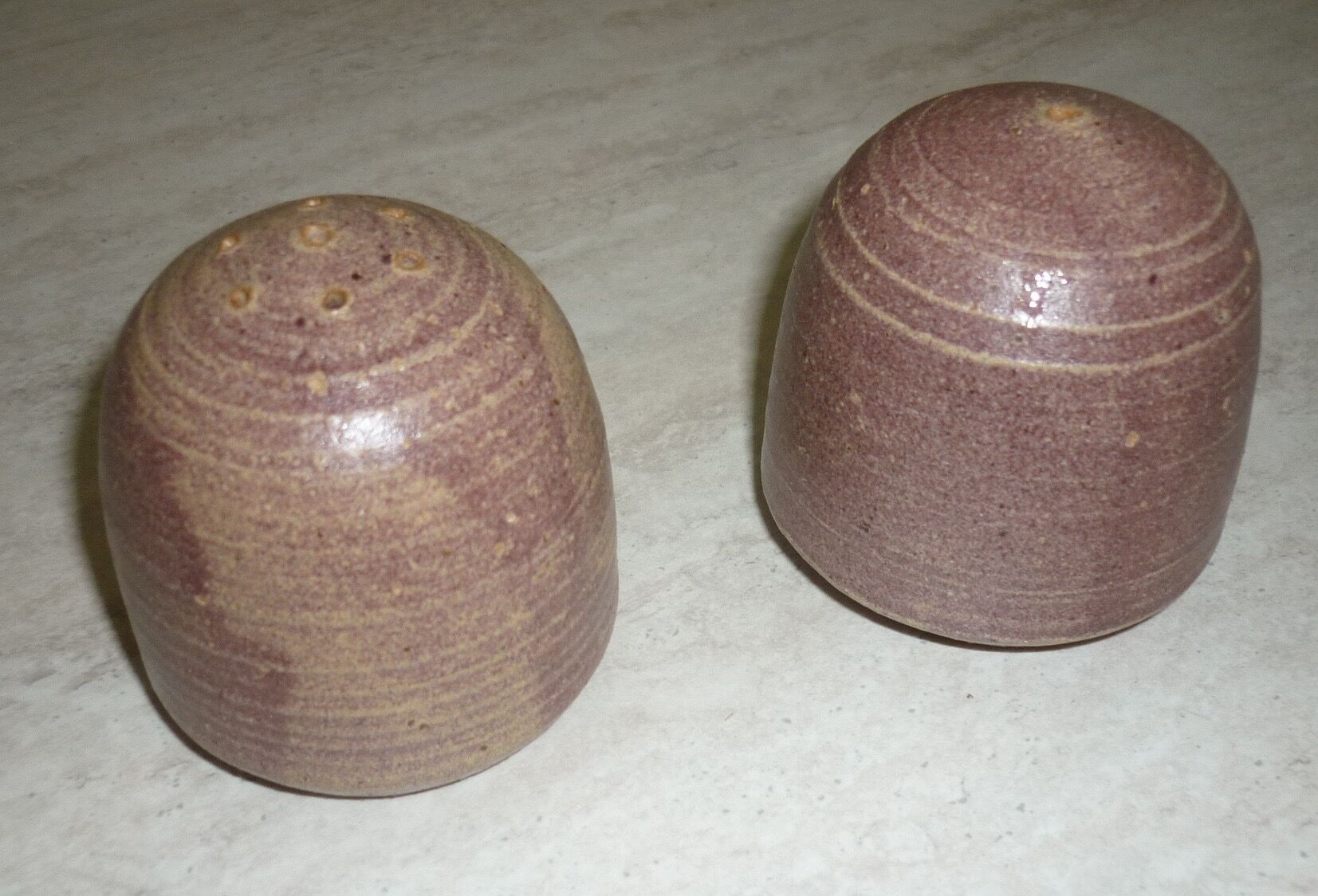 Salt and pepper service in purple-parma ceramic