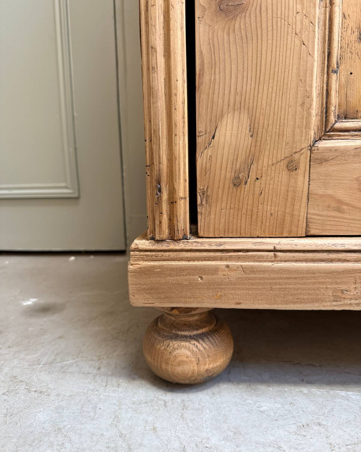 English jam cupboard in solid pine (renovated)