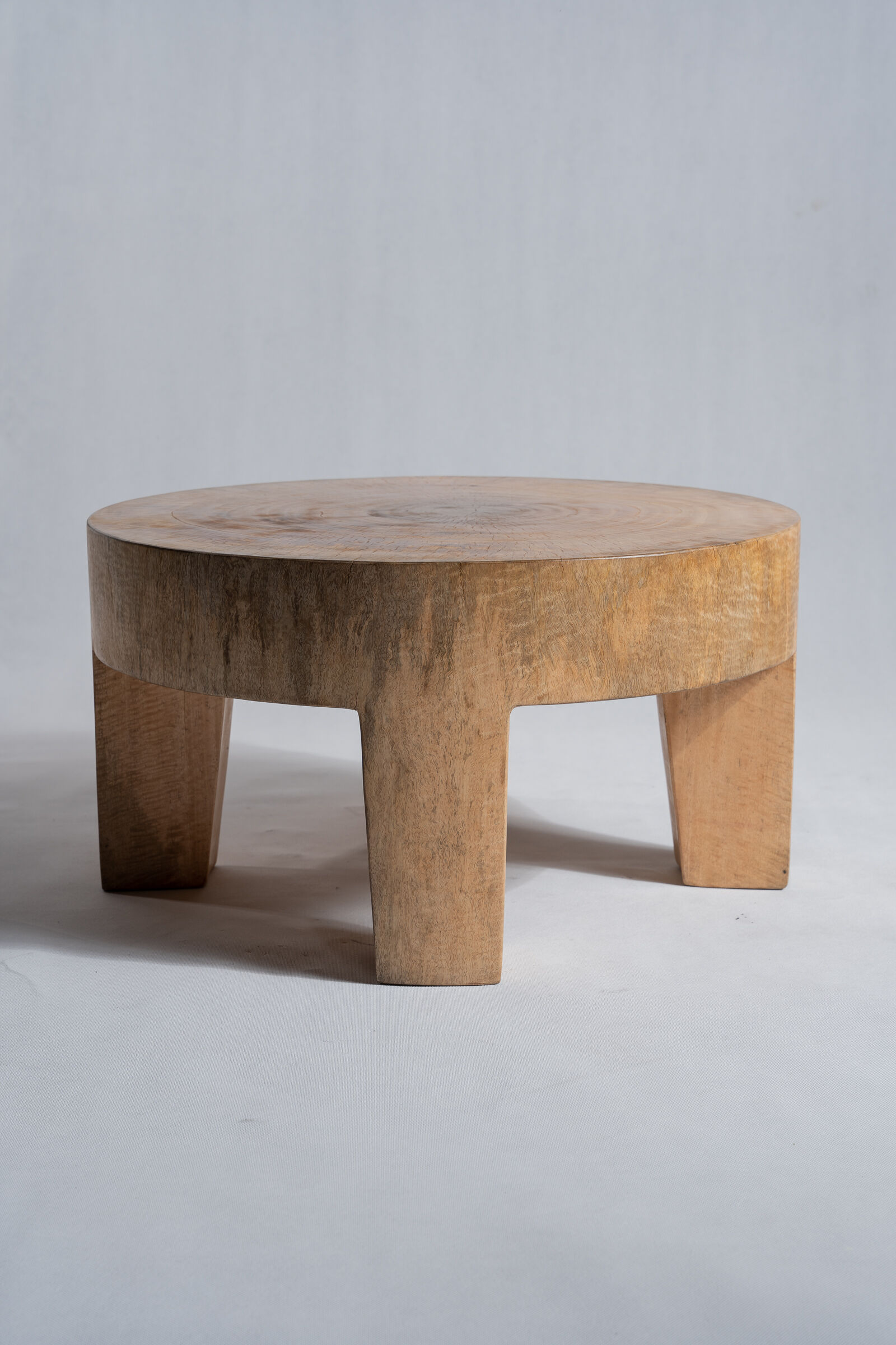 Quadripod coffee table in solid wood monoxyl natural color (dark)