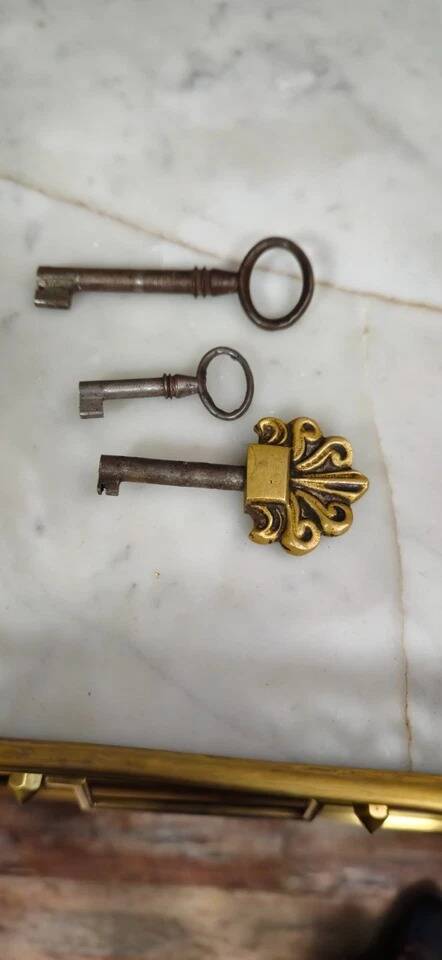 Parisian buffet in Louis XVI style – Mahogany and gilded brass – Marble top –