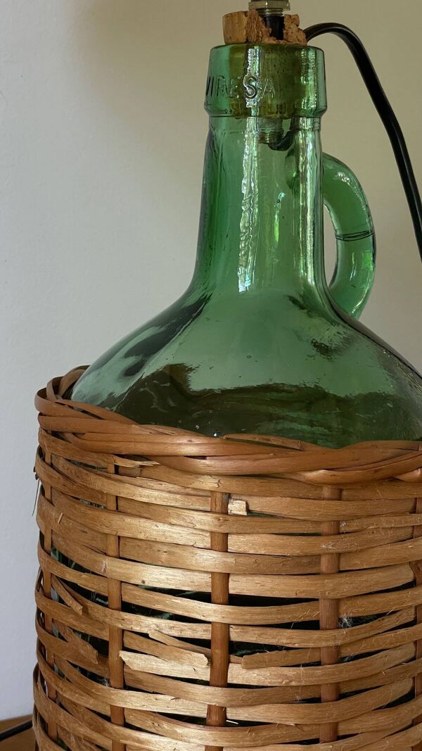 Lampe Dame-jeanne vintage en verre vert et rotin