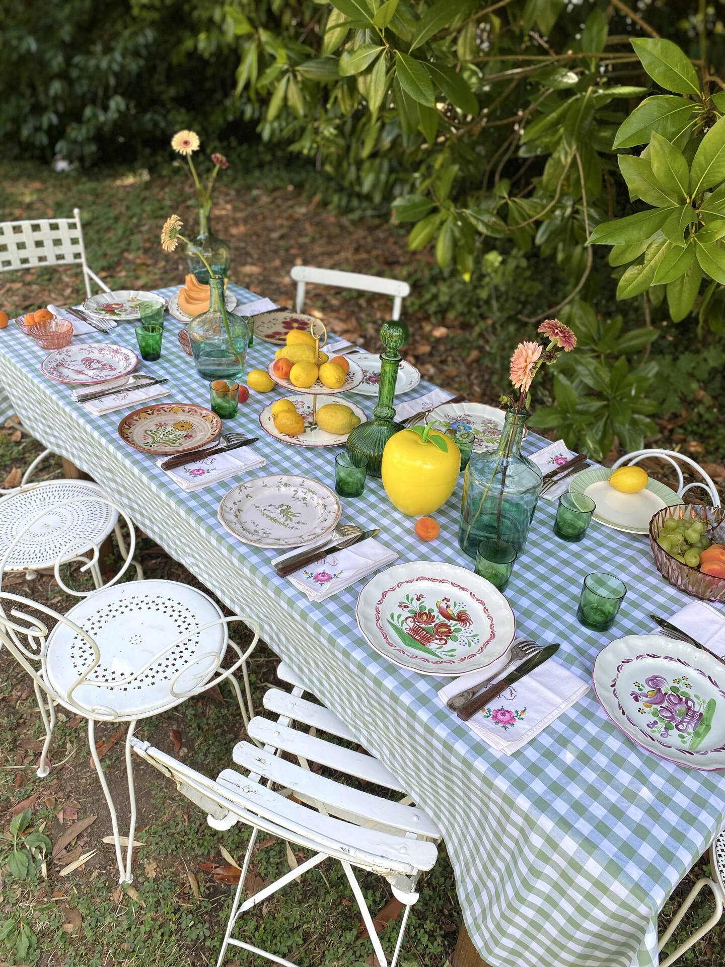Exceptional set of 15 large mismatched plates.