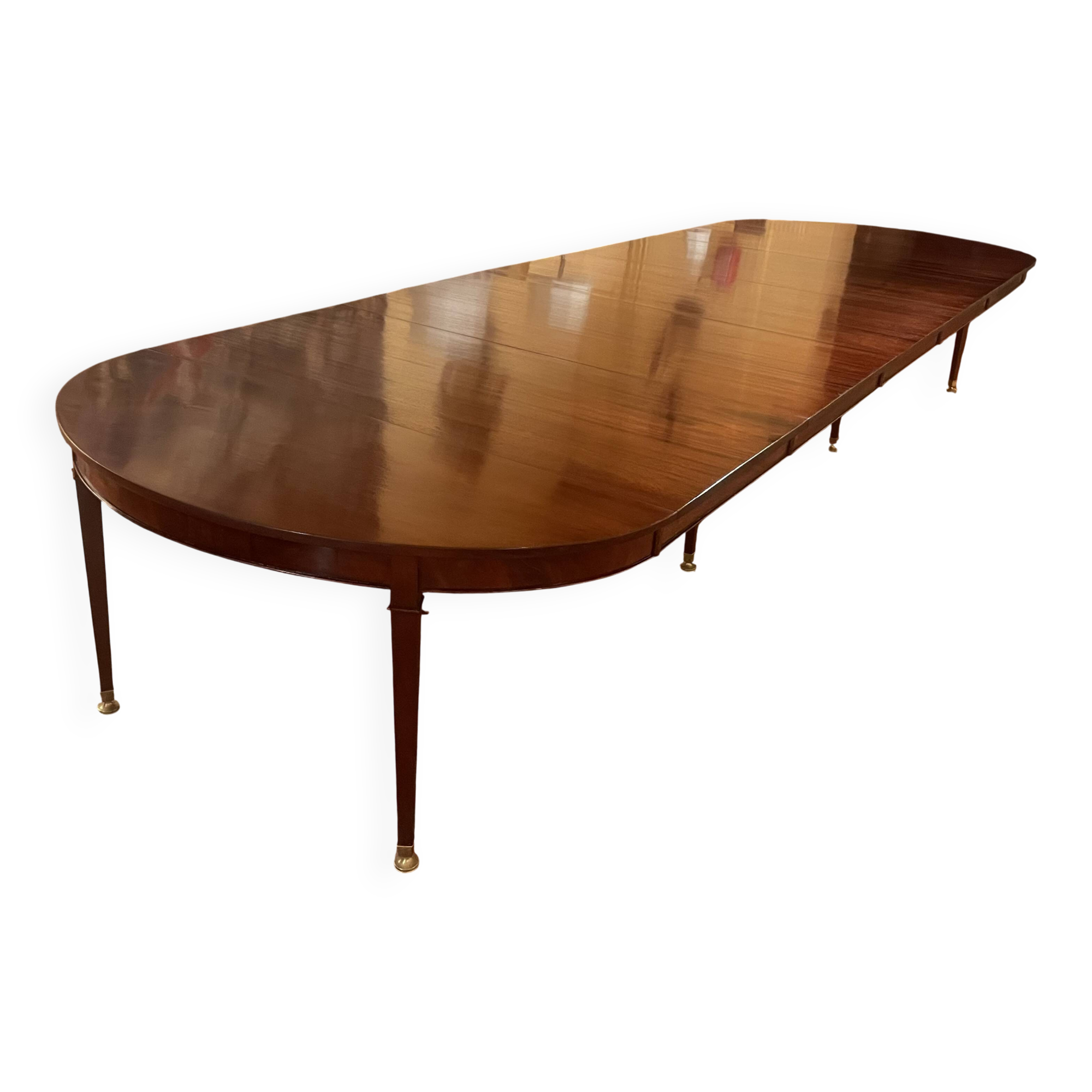 Extensible Louis XVI dining table in period Directoire mahogany.
