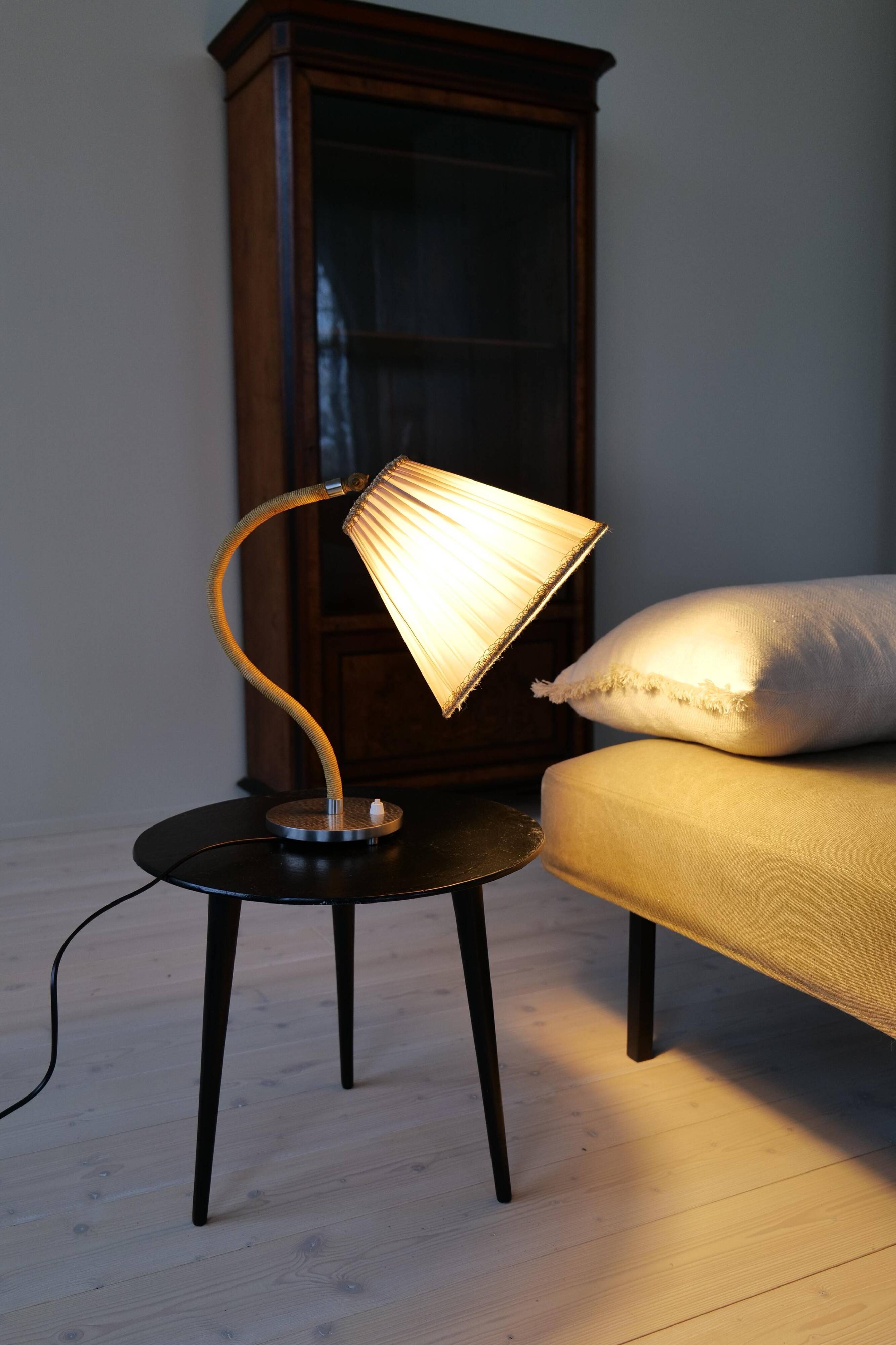 Swedish sculptural table lamp in Art Deco style from the 1970s.