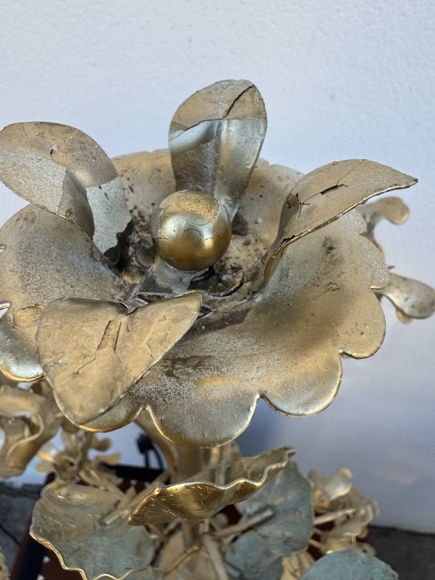 Florentine lamp with foliage from the 1970s.