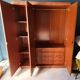 Armoire en rotin verni marron