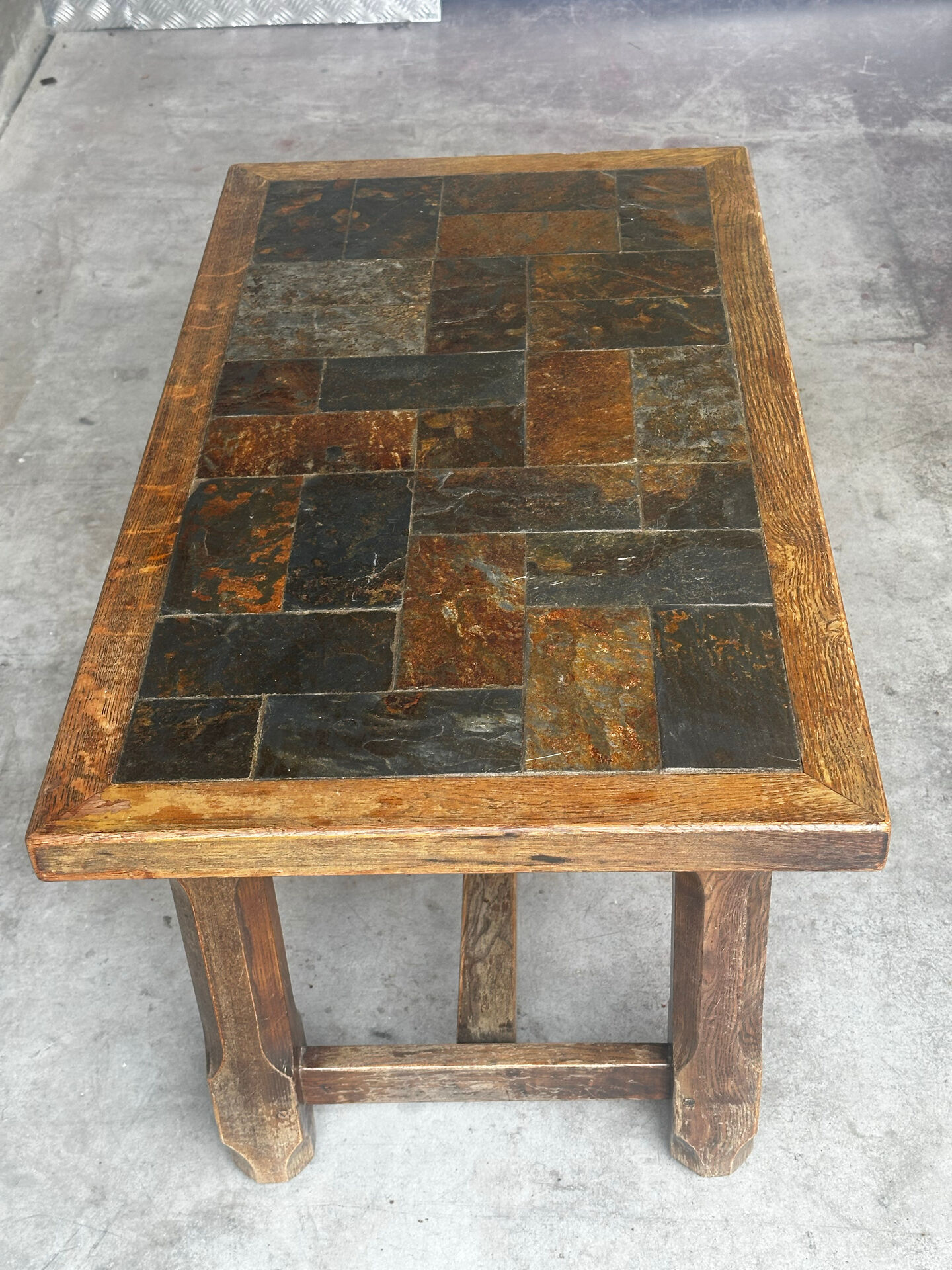 Table basse en chêne et ardoise – années 60-70