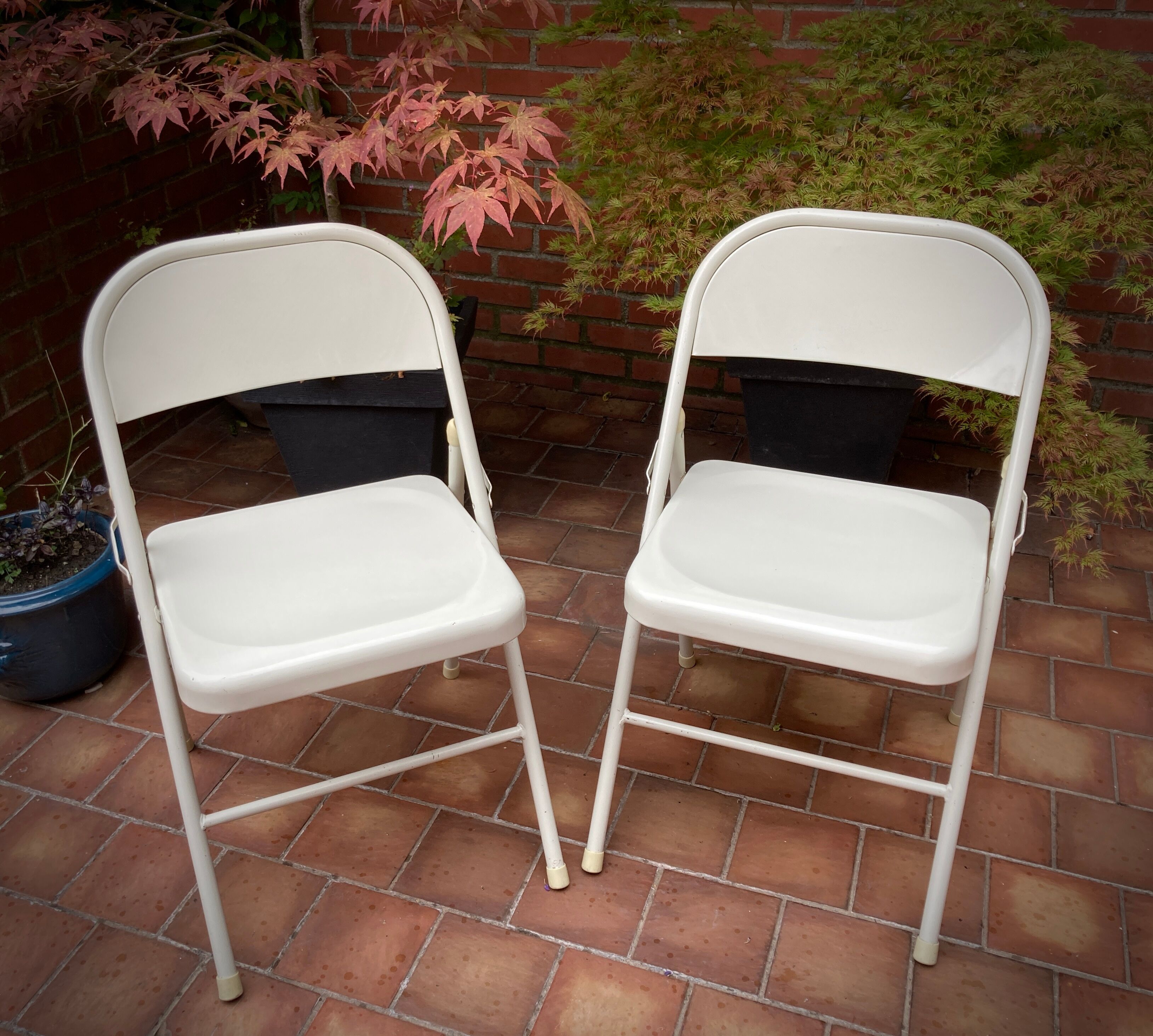 Duo of folding chairs in steel 1980s