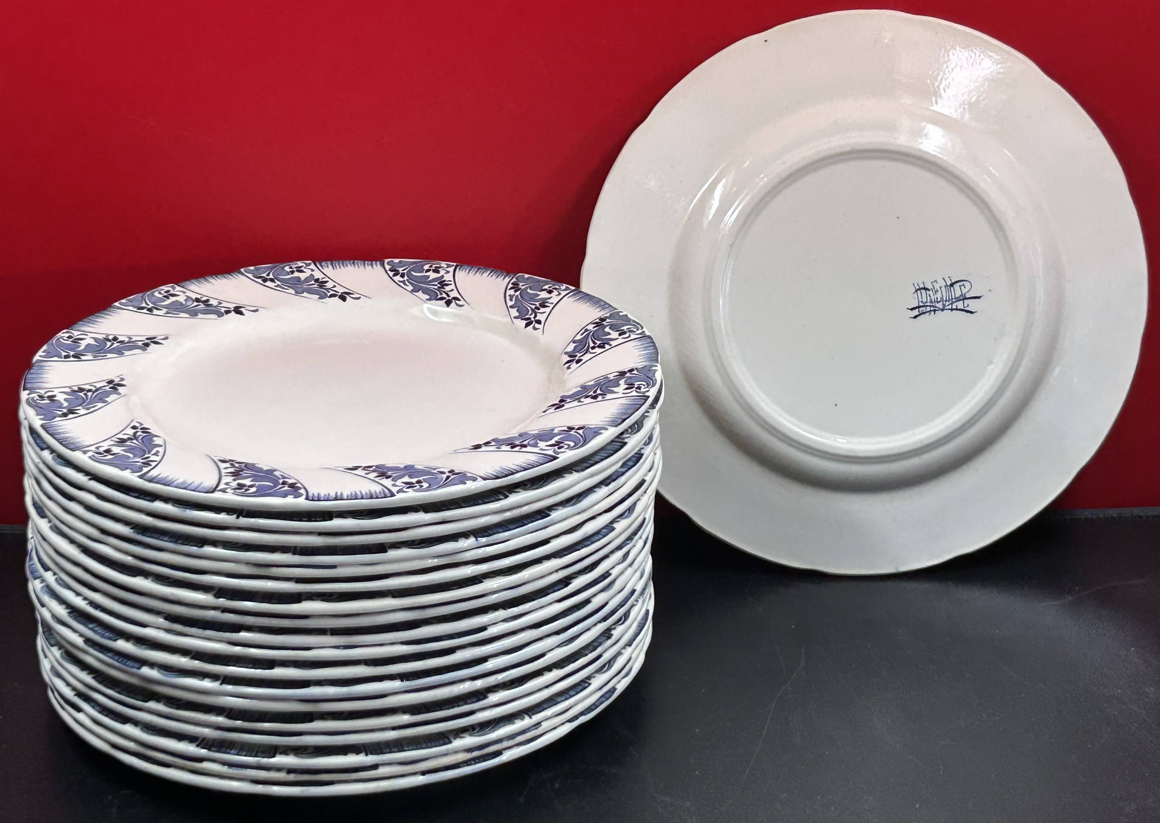 Set of 18 Lunéville earthenware dinner plates, 25.5 cm diameter