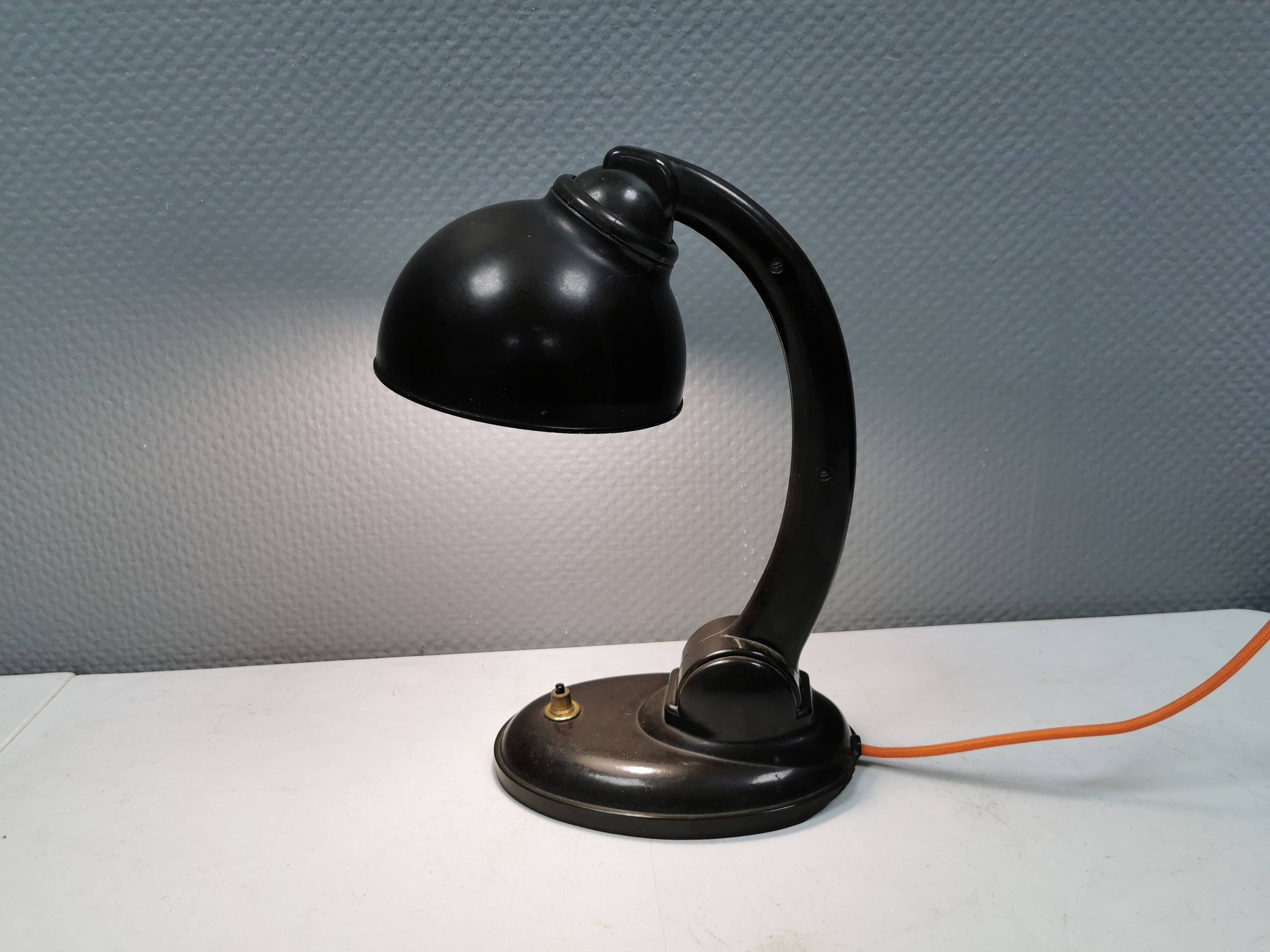 Lampe de table en bakélite type 11126 conçue par Eric Kirkman Cole dans les années 1930