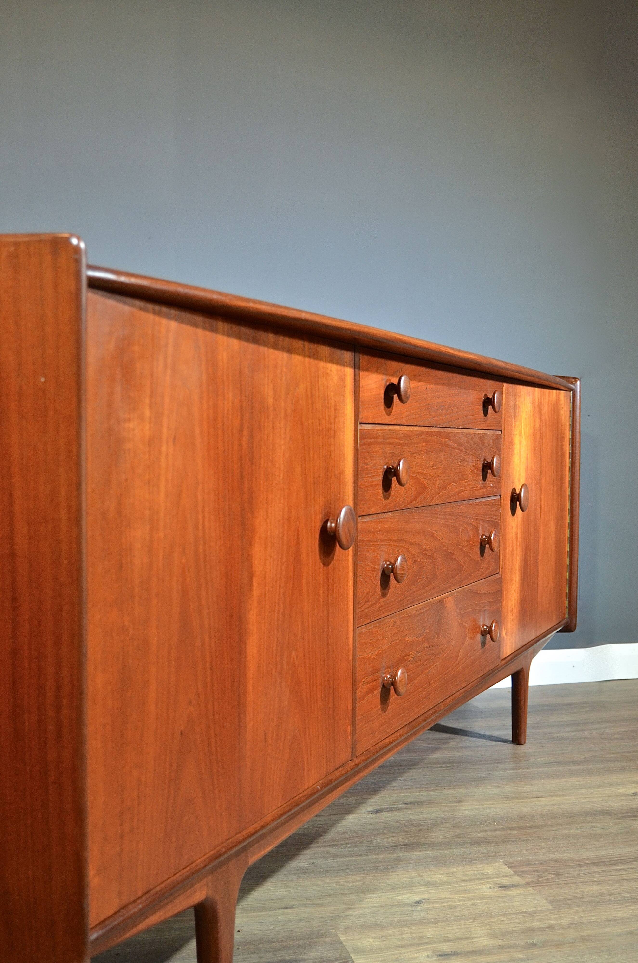 Fantastique buffet vintage du milieu du siècle A. Younger en afromosia et teck.