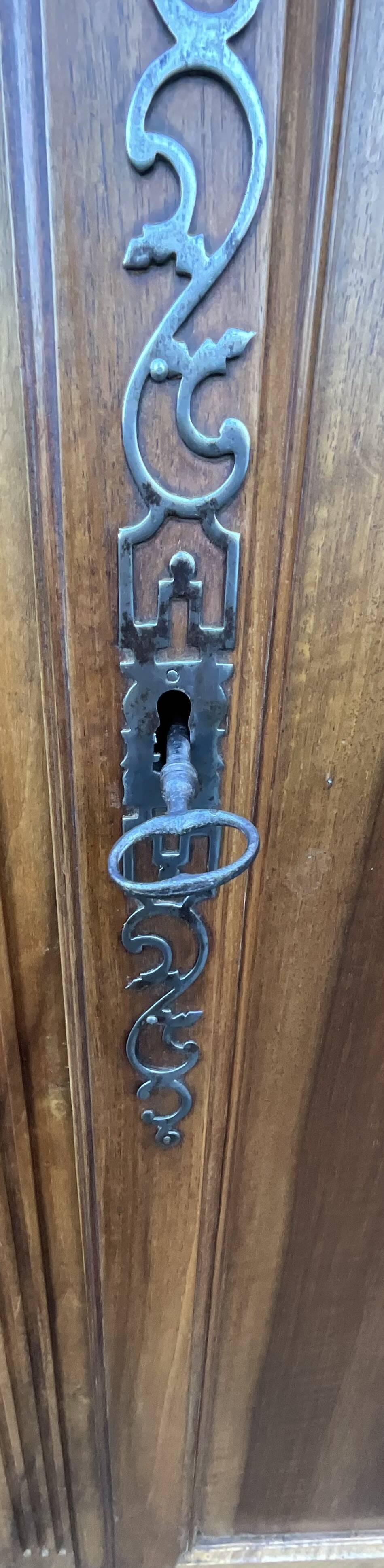 Armoire Louis XV En Noyer Massif, Fin XIXᵉ Siècle