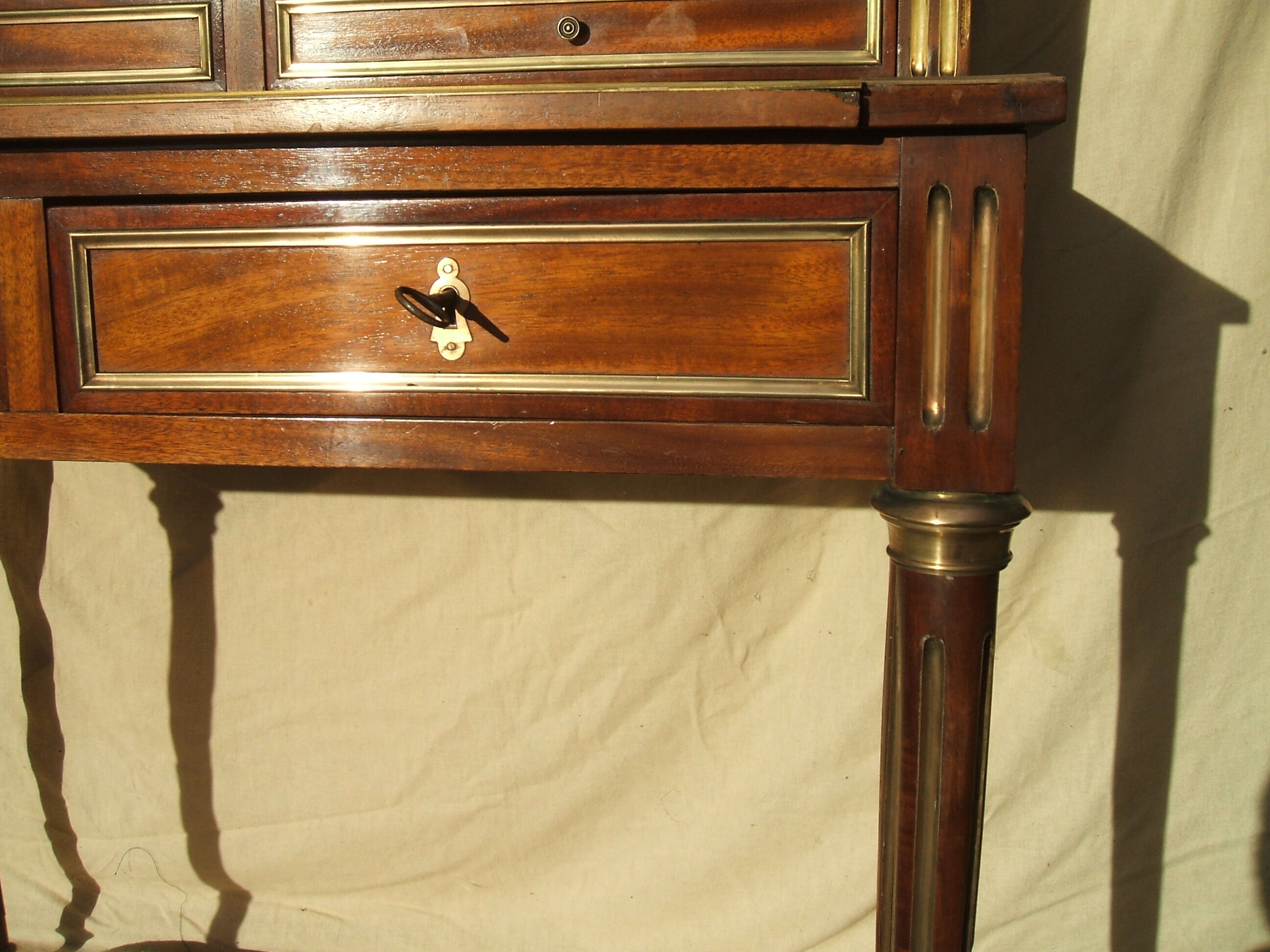 Bureau de dame Louis XVl acajou