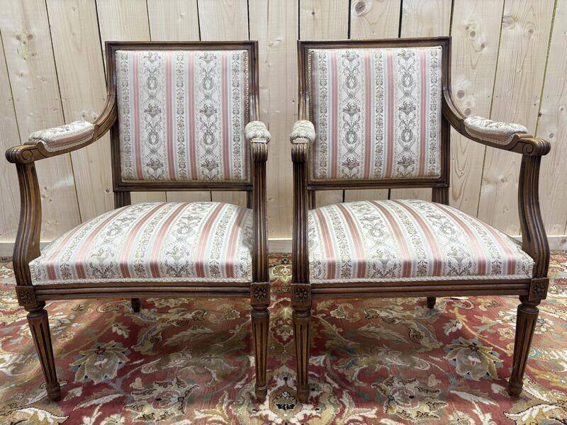 Paire de fauteuils à la reine de style Louis XVI
