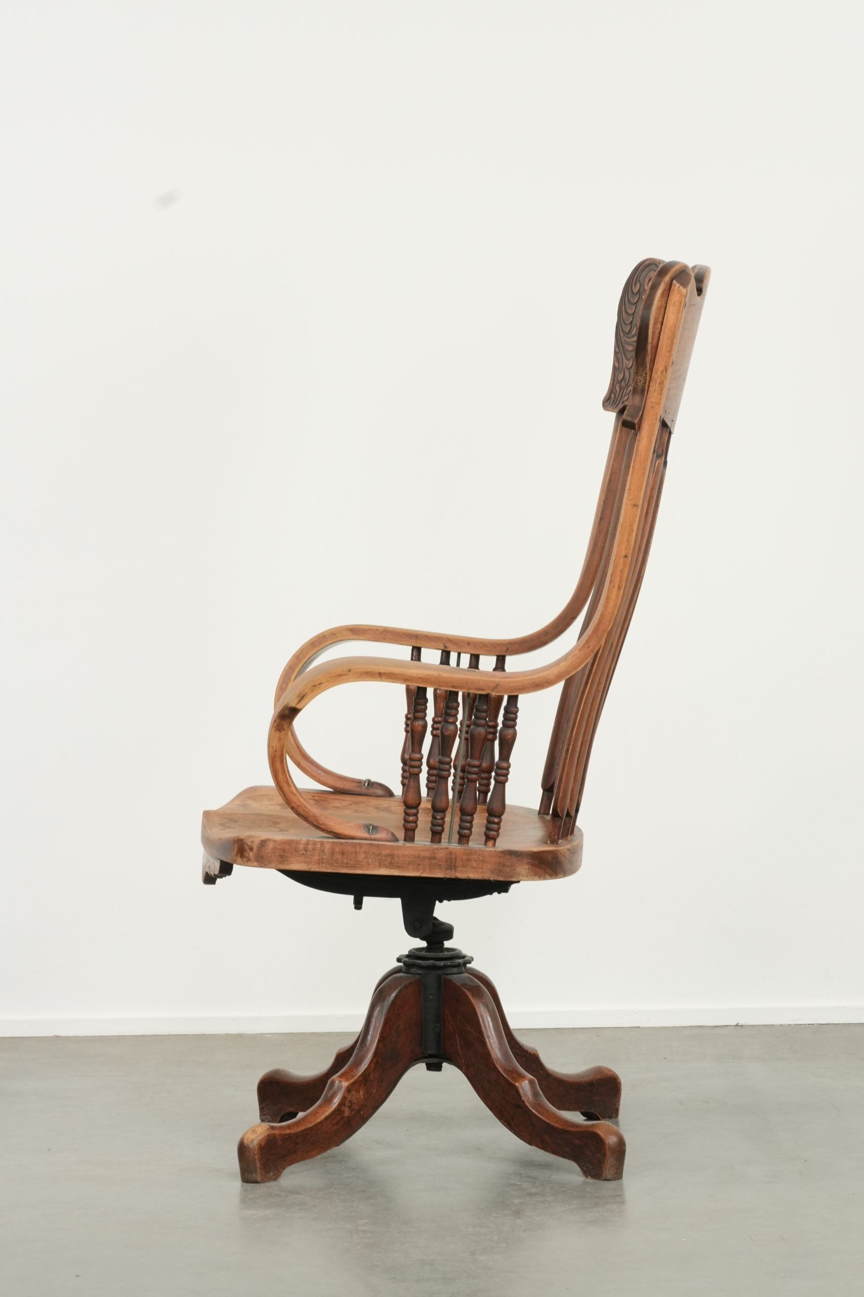 Chaise de bureau charmante avec de belles sculptures en bois du début du 20e siècle.
