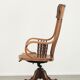 Chaise de bureau charmante avec de belles sculptures en bois du début du 20e siècle.