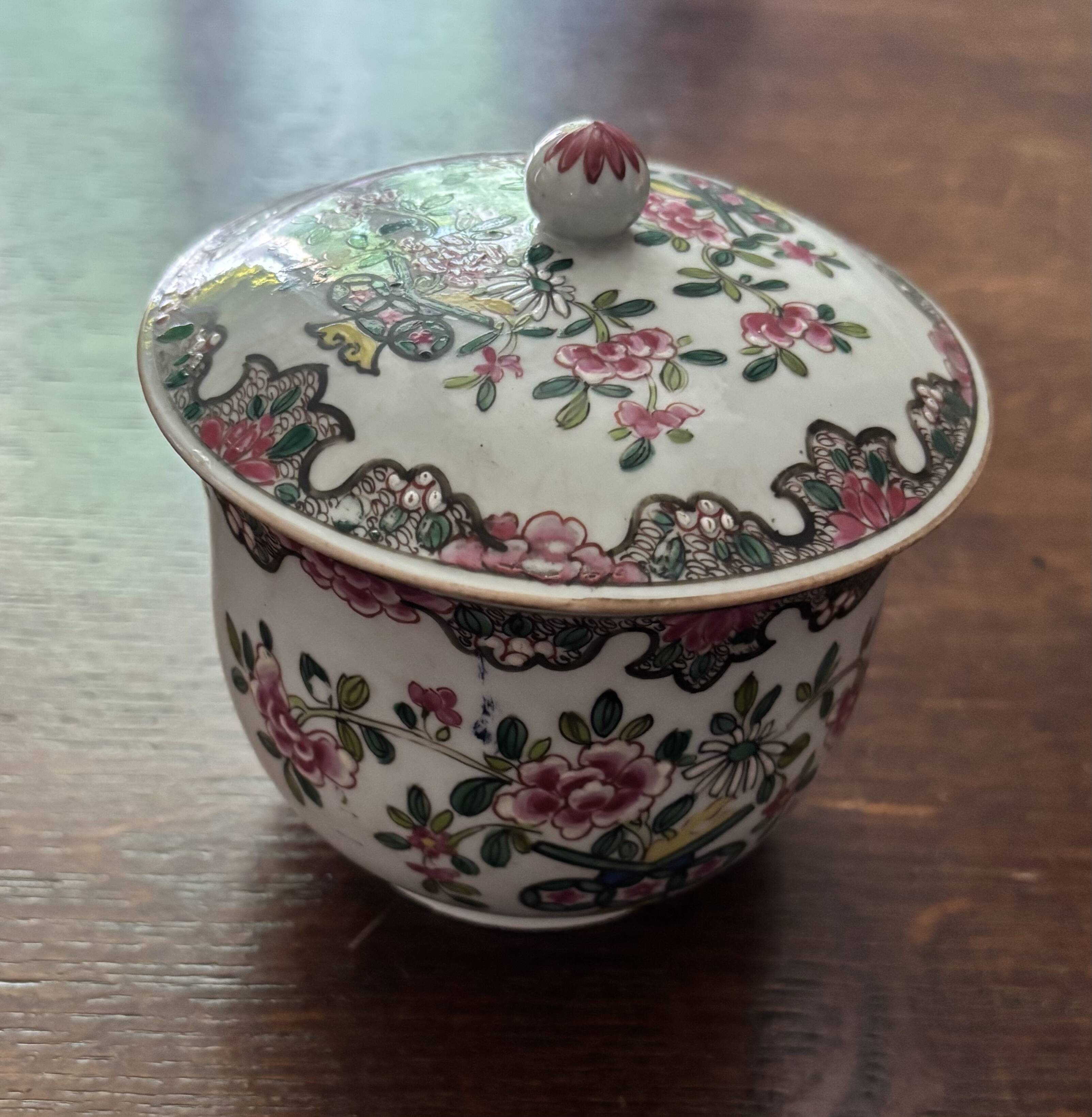 Small covered porcelain pot Compagnie des Indes H 12 cm 18th century