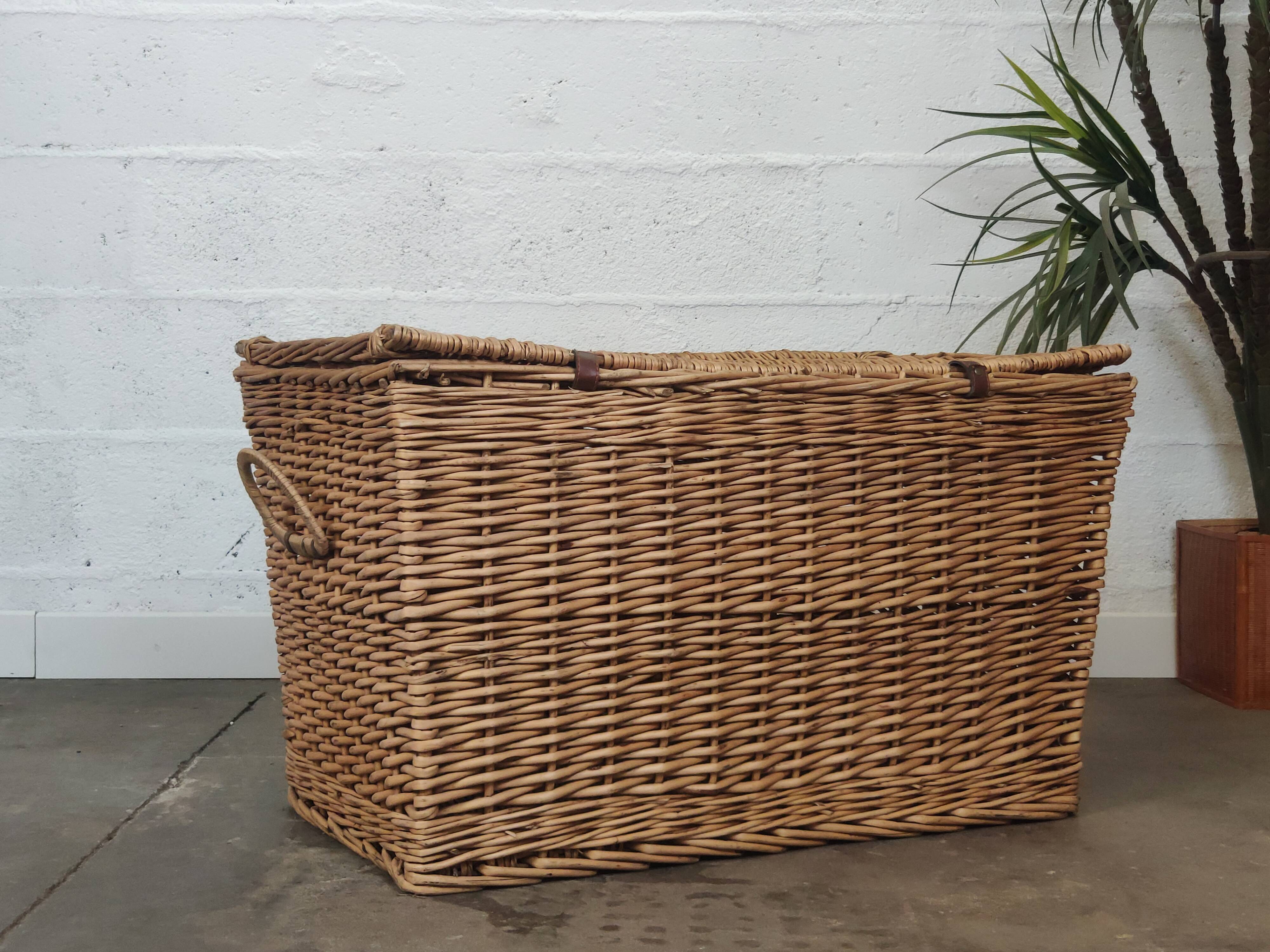 Coffre en osier tressé vintage