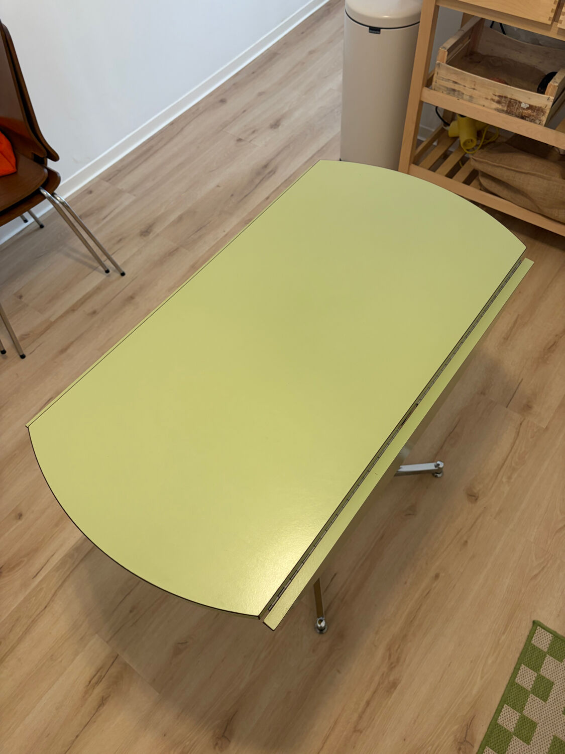 Round extendable folding Formica table with metal legs from the 50s/60s in green.