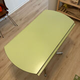 Round extendable folding Formica table with metal legs from the 50s/60s in green.