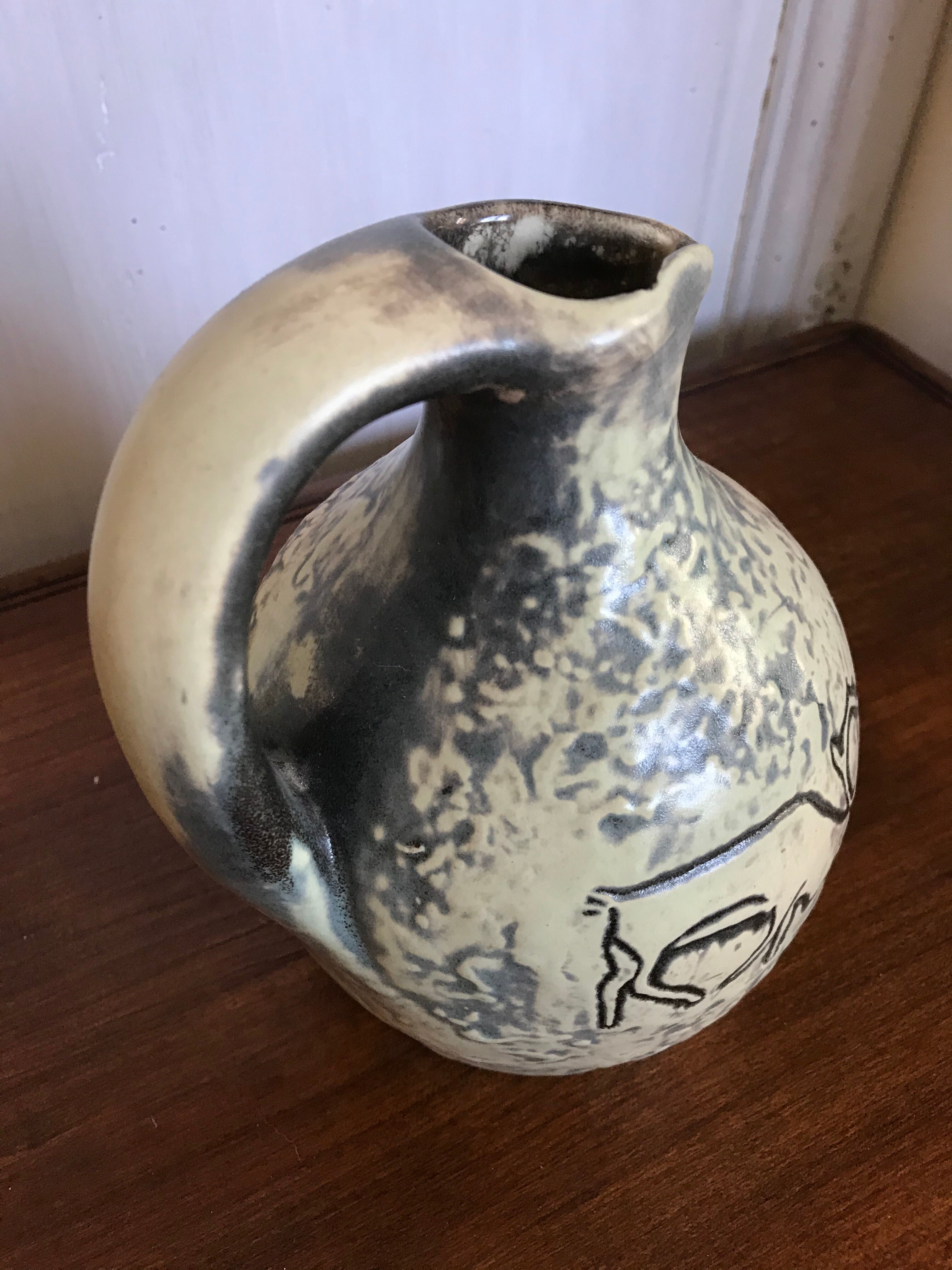 Vintage ceramic pitcher parietal art
