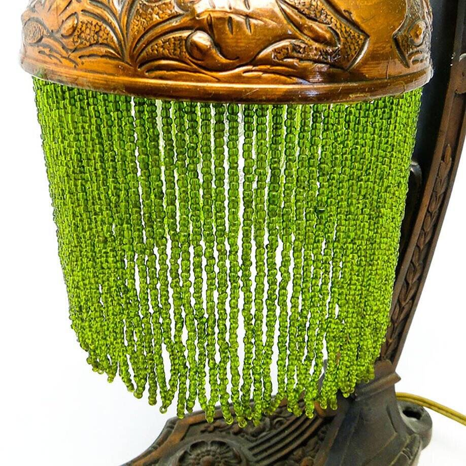 Lampe de table Art Nouveau avec motifs floraux, Autriche-Hongrie, années 1900.
