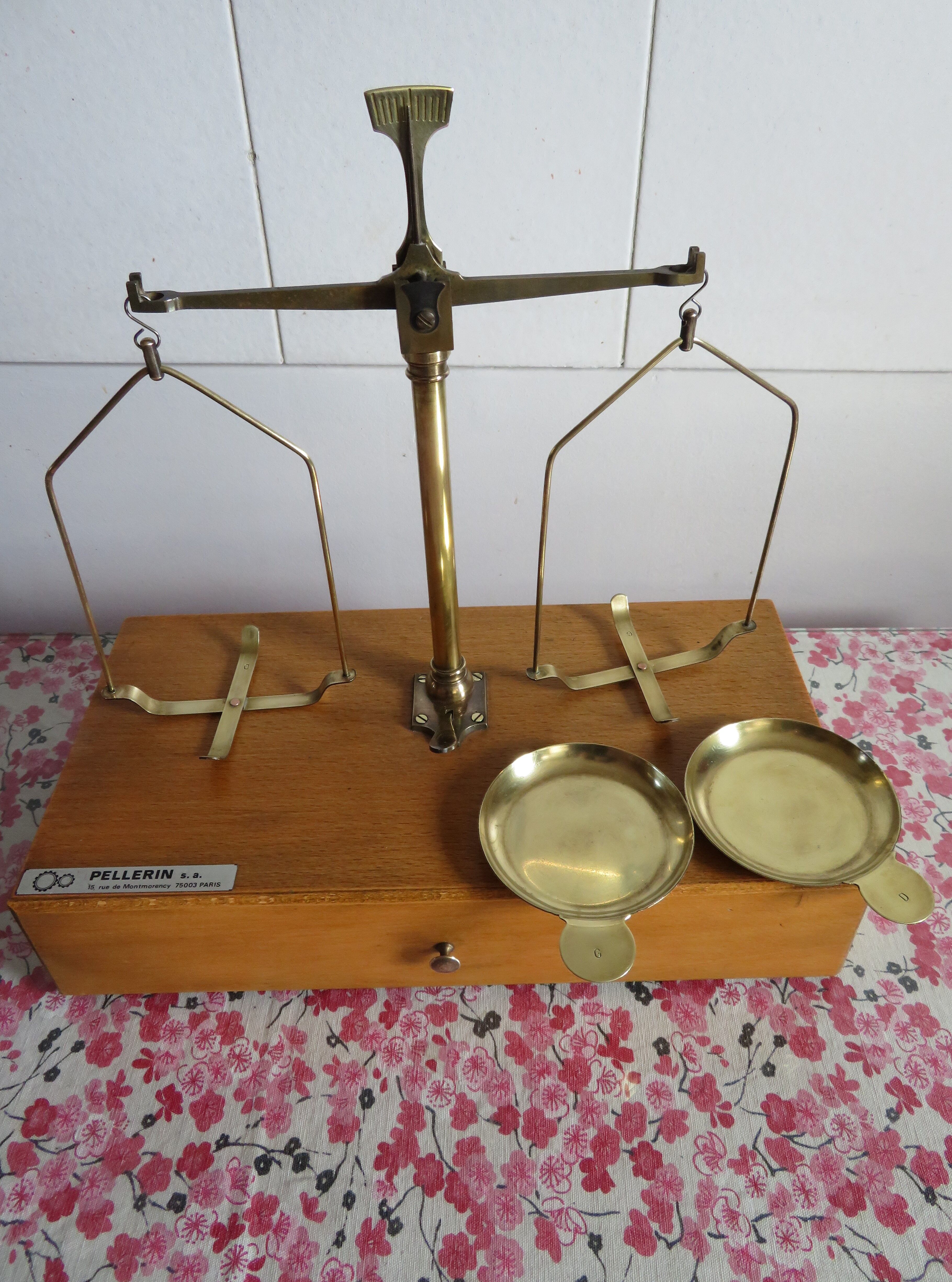 2-tray scale known as Trebuchet