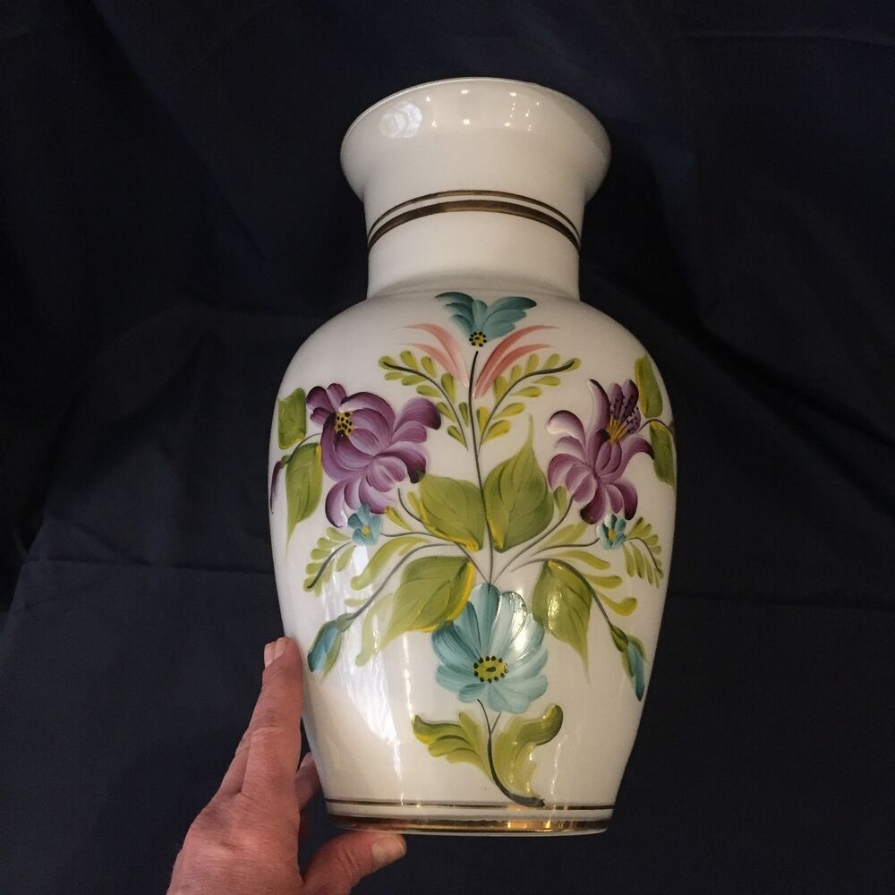 Vase in white opaline floral decoration