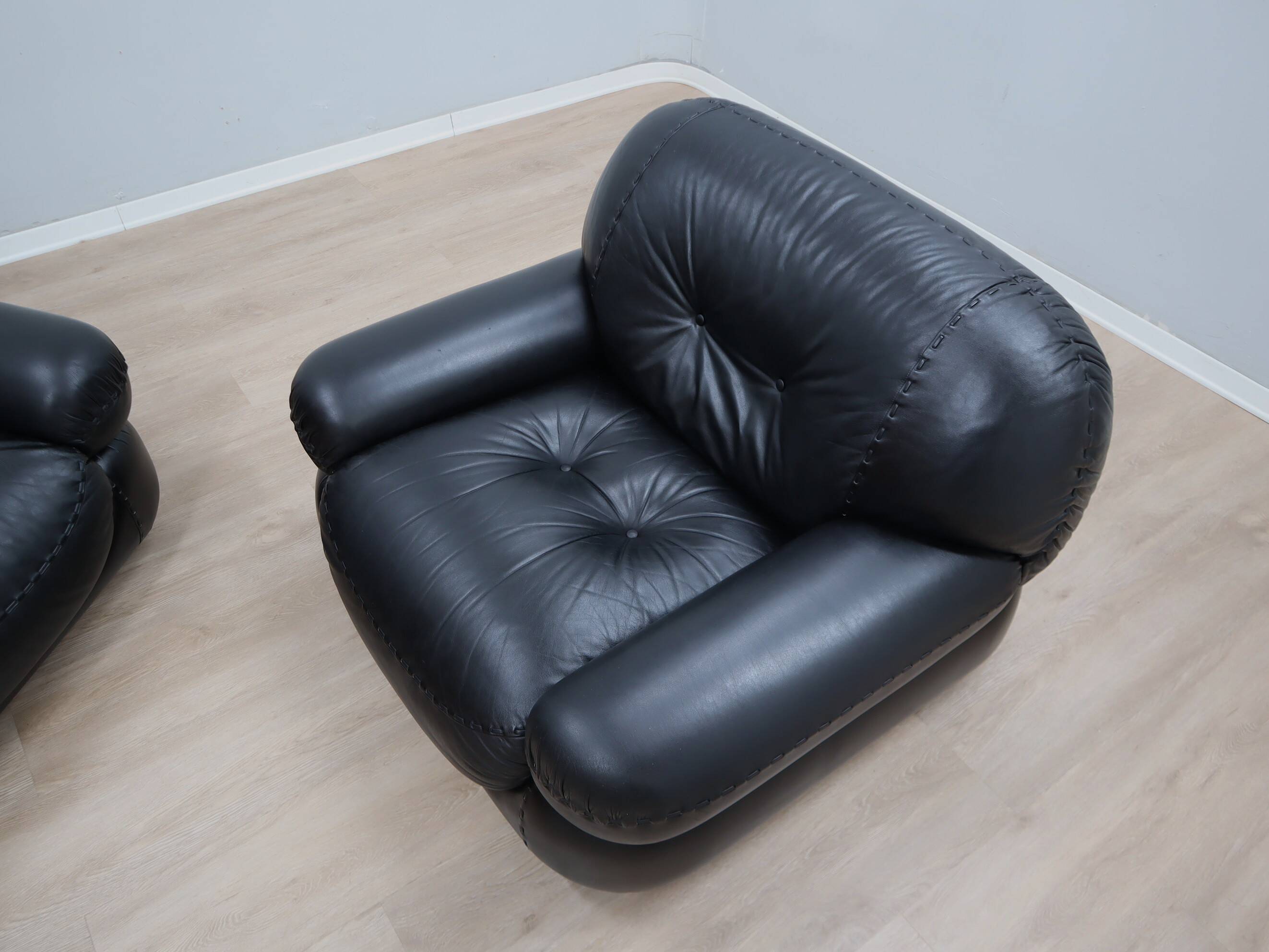 Pair of Mobil Girgi Sapporo armchairs black leather Italy 1970s