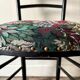 Chaise Napoléon III en bois noir et jacquard à fleurs