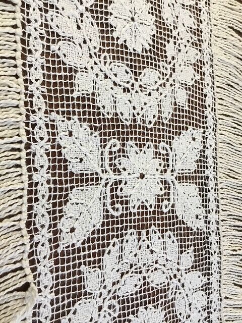 Old napperon in knotted and hand-embroidered fillet