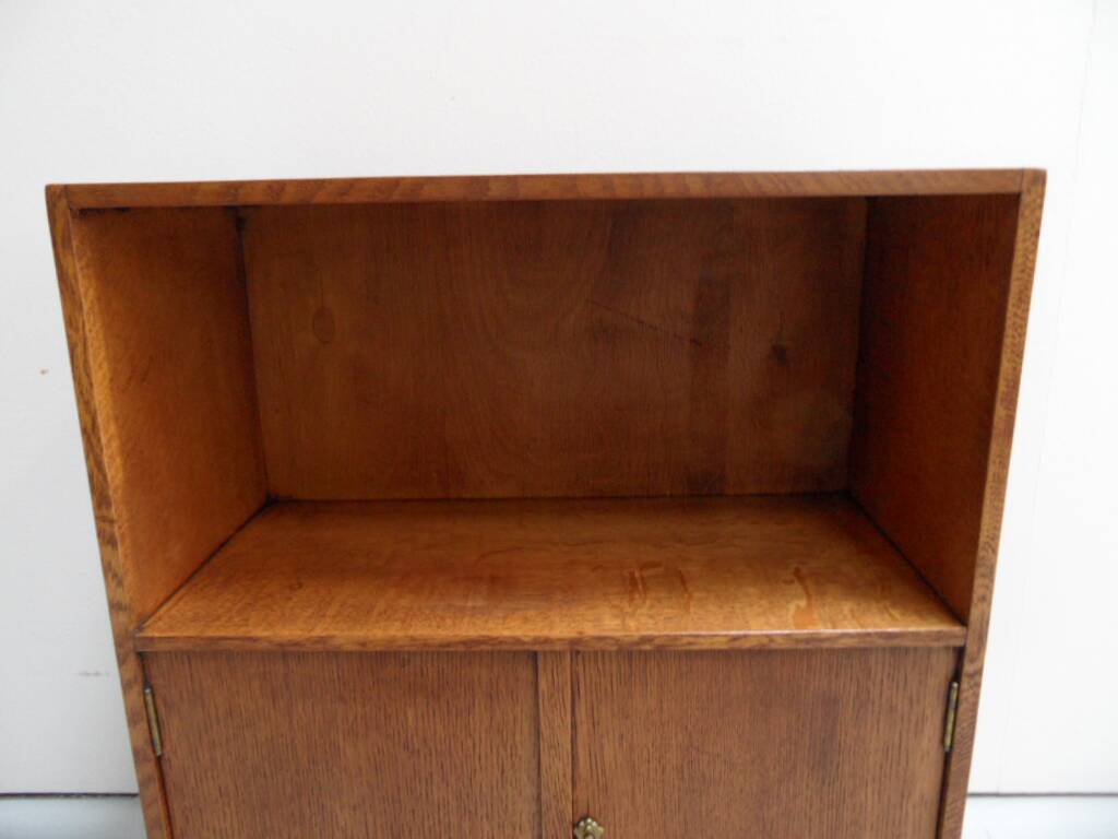 Bibliothèque vintage en chêne ouverte avec 2 portes.