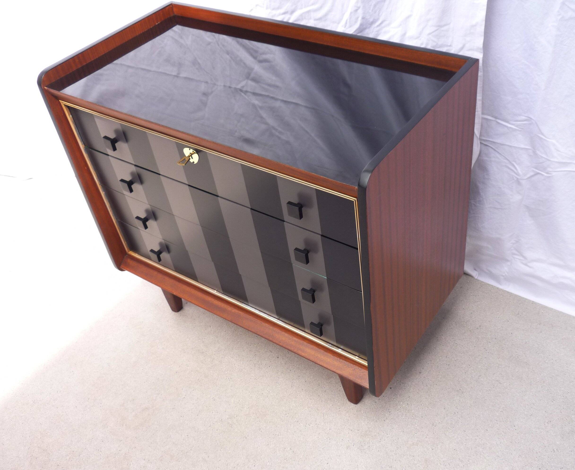 Vintage 4-drawer chest of drawers