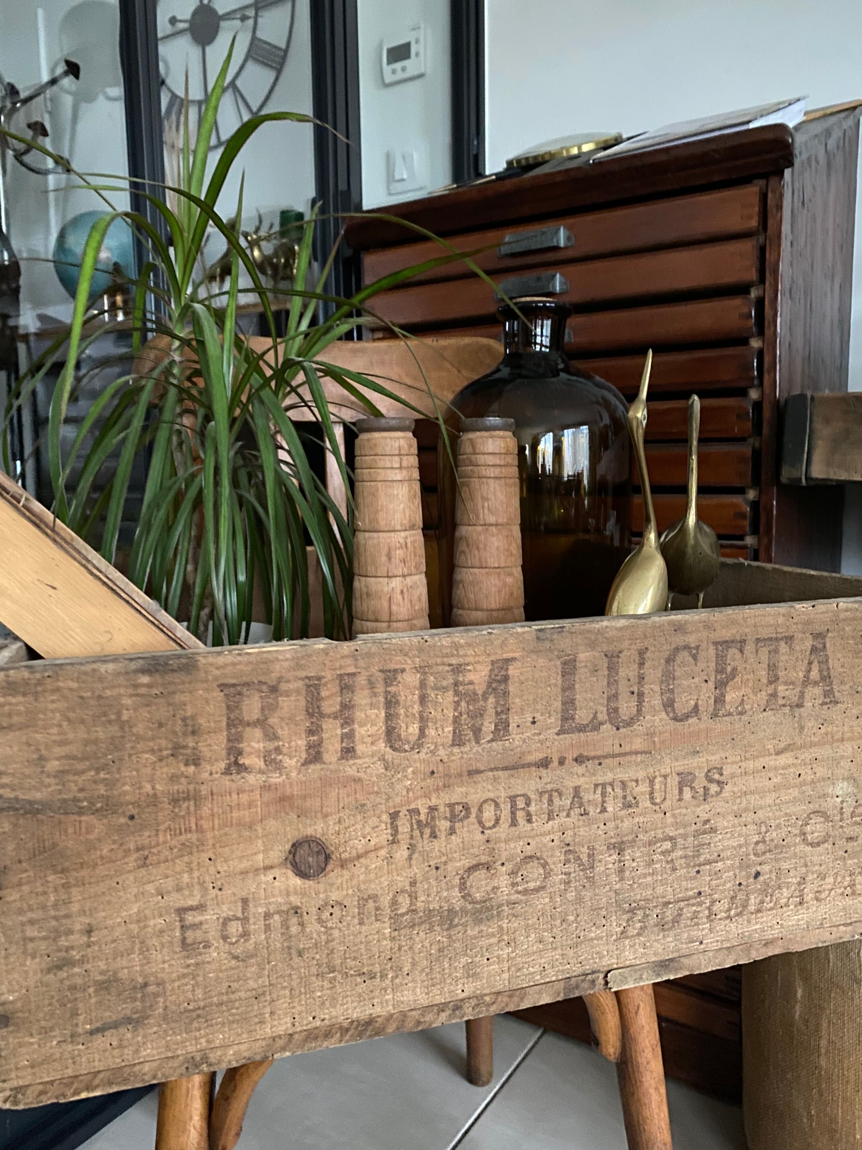 Ancienne caisse en bois « Rhum Luceta »