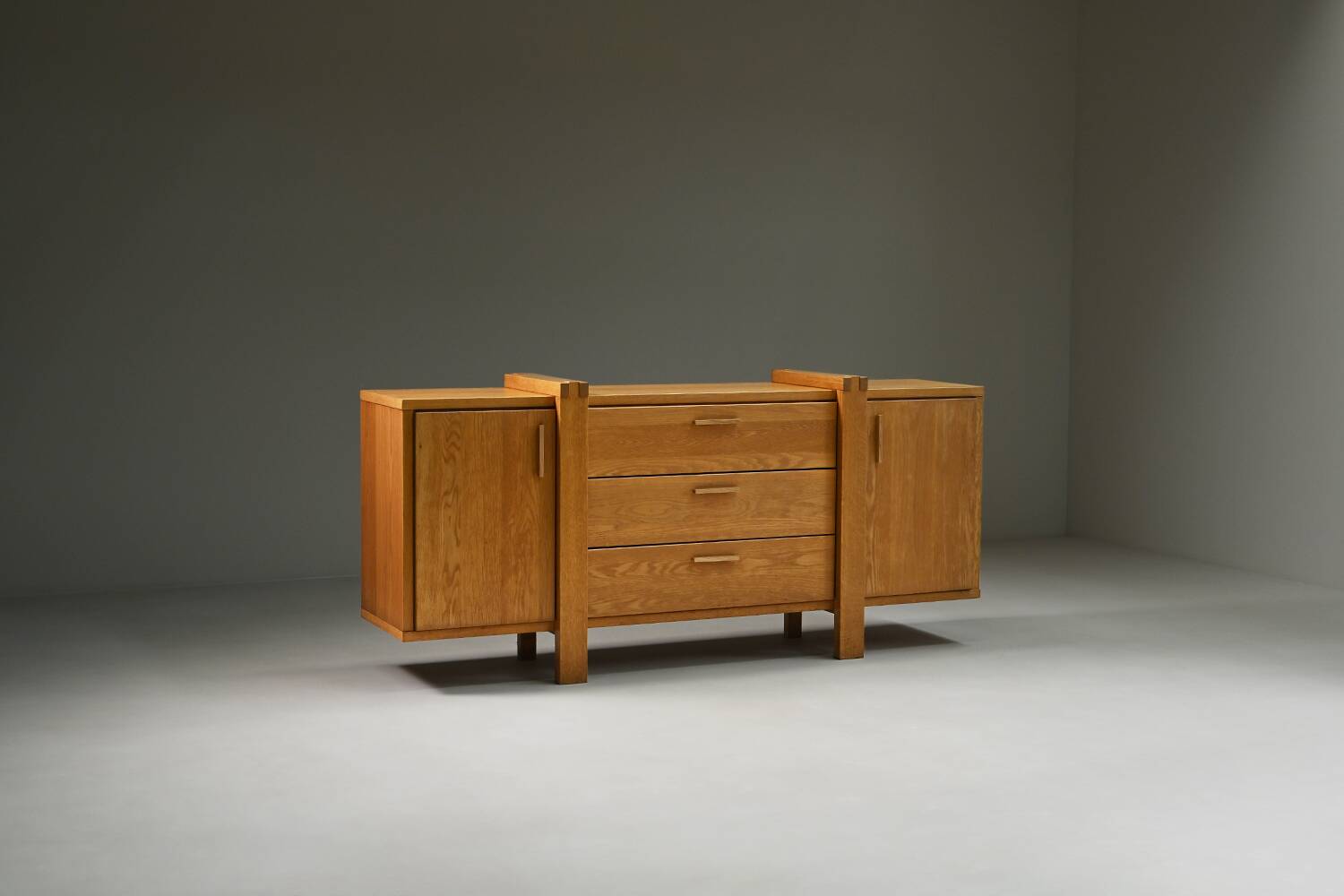 Buffet en chêne au design brutaliste, Belgique.
