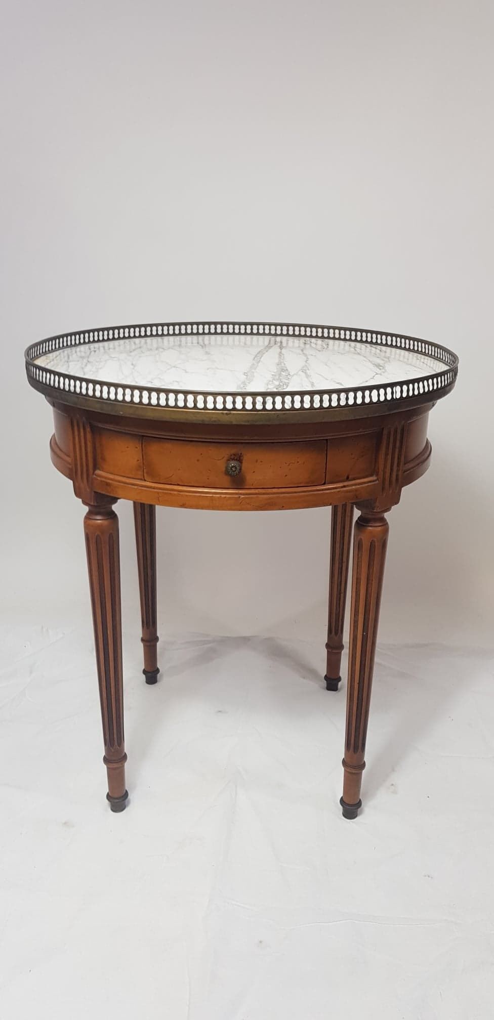 Tabel hot water bottle pedestal table Louis XVI style