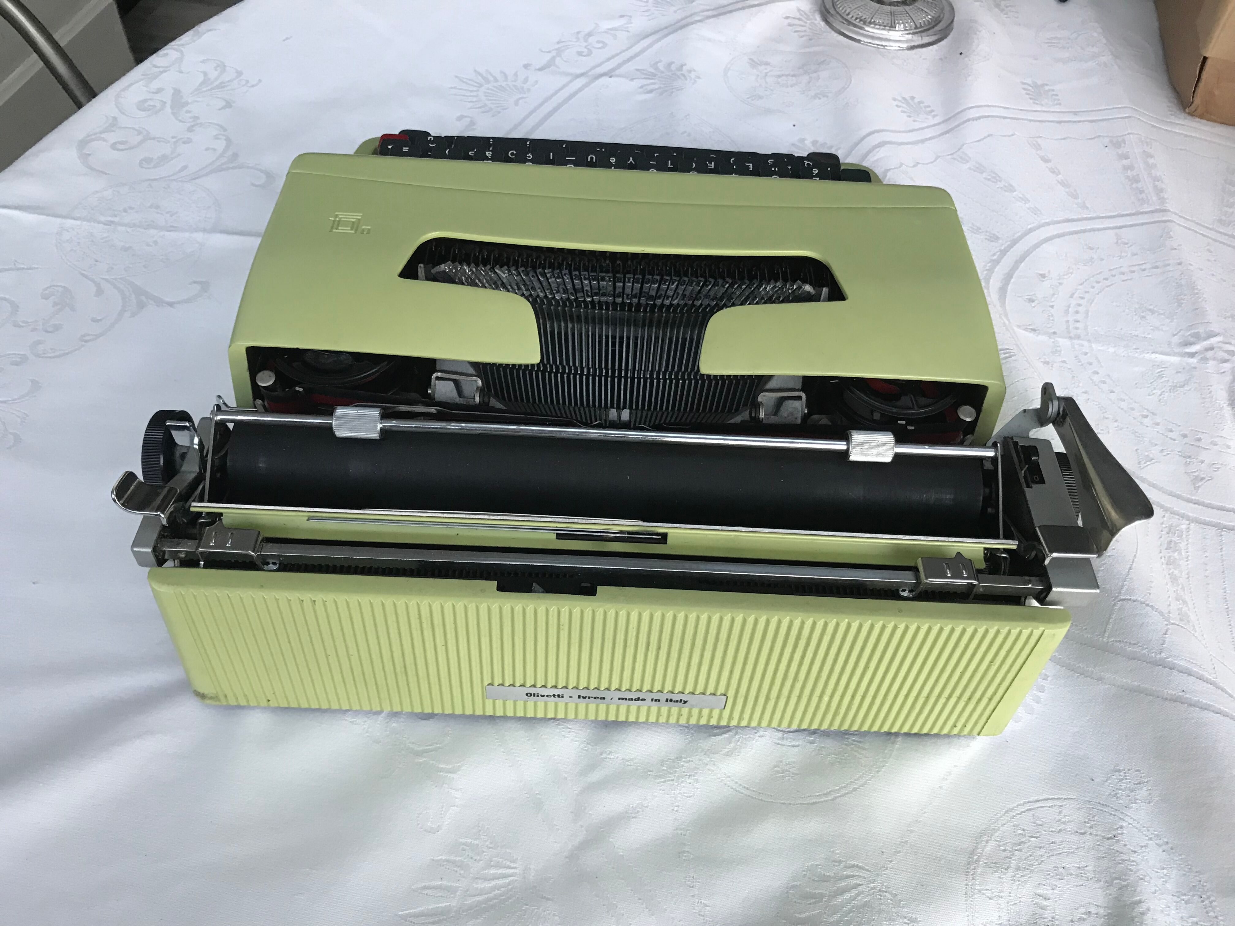 Typewriter olivetti lettera 32 green