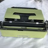 Machine à écrire olivetti lettera 32 verte