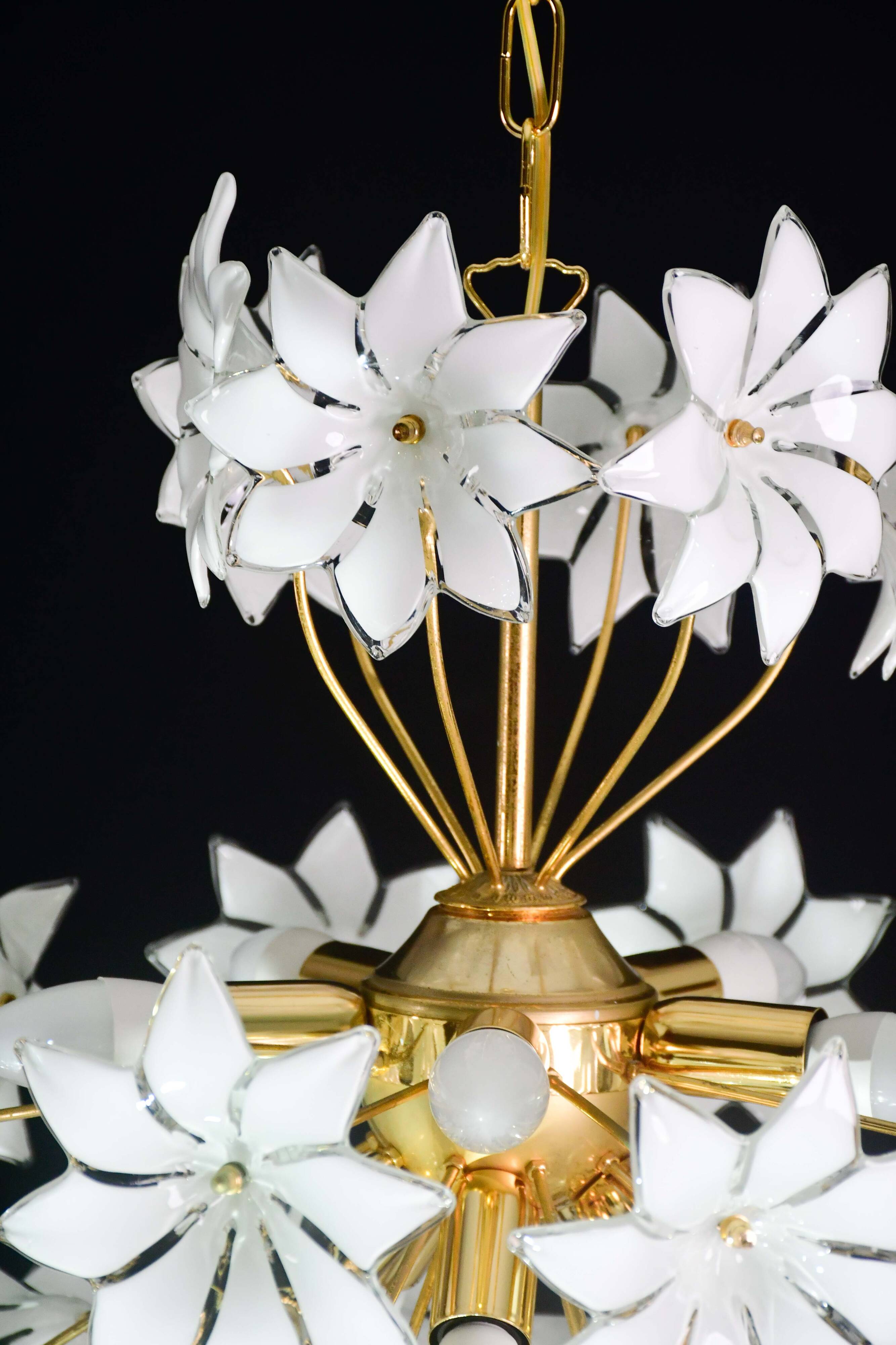 Magnifique lustre Sputnik en verre de Murano blanc orné de fleurs, années 1980