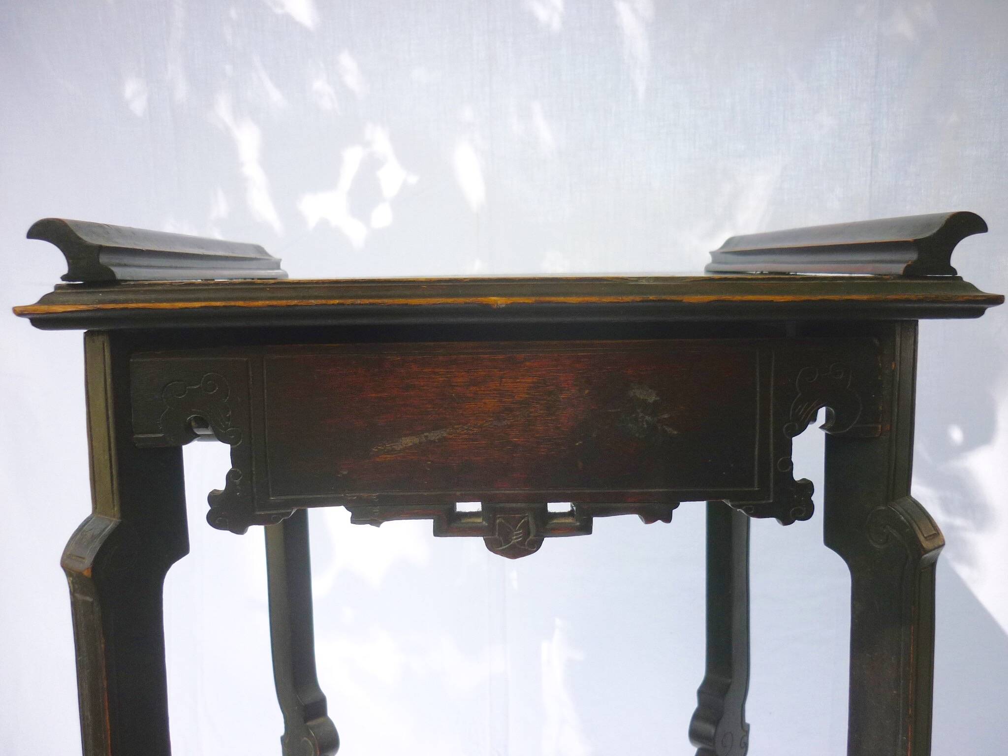 Carved saddle with Indochinese spacer