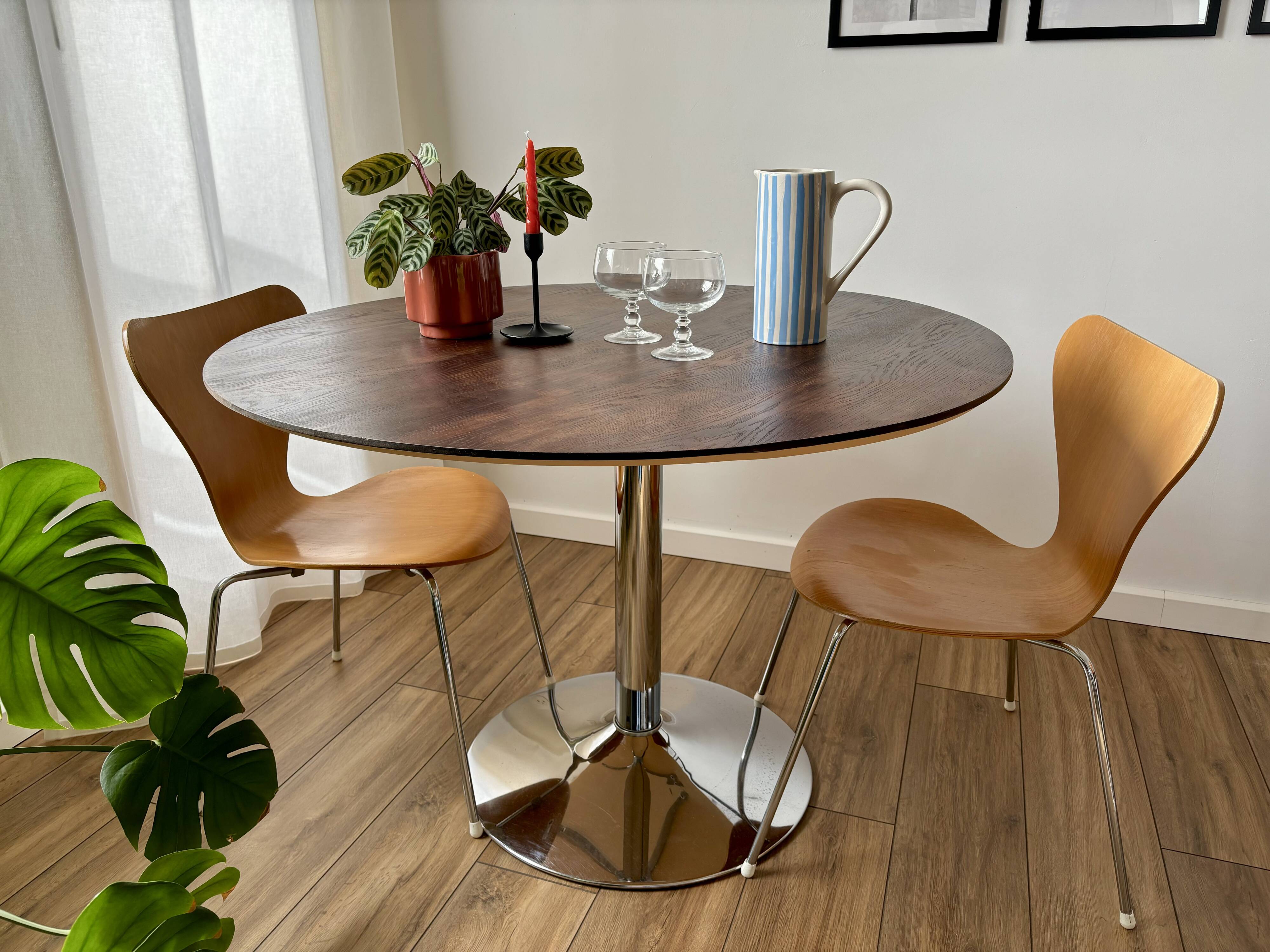 Tulip dining table with chrome base